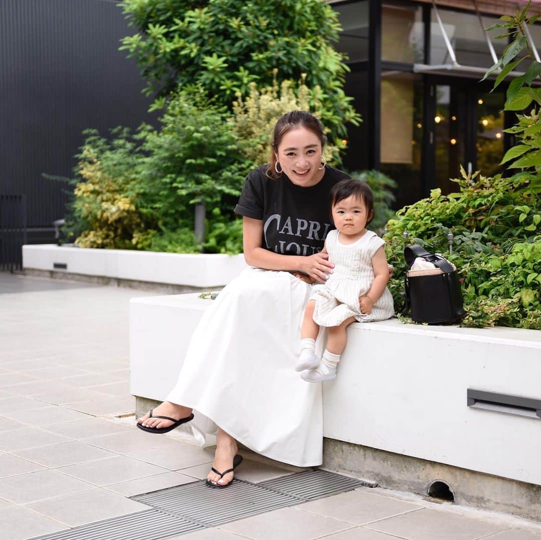 Keikooooooのインスタグラム：「週末は久しぶりにぶらぶらお買い物。 👱🏻‍♀️👶🏻👨🏻‍🦱 シャッターチャンスは一瞬😹 一瞬座ってくれたけど、ずり降りて、 歩きたい×100💕 . 👱🏻‍♀️ T shirt @aulii_amomentofhappiness skirt @dolce._official sandal @gap bag @dolce._official  👶🏻 one peace @zarakids shoes @igorshoes」
