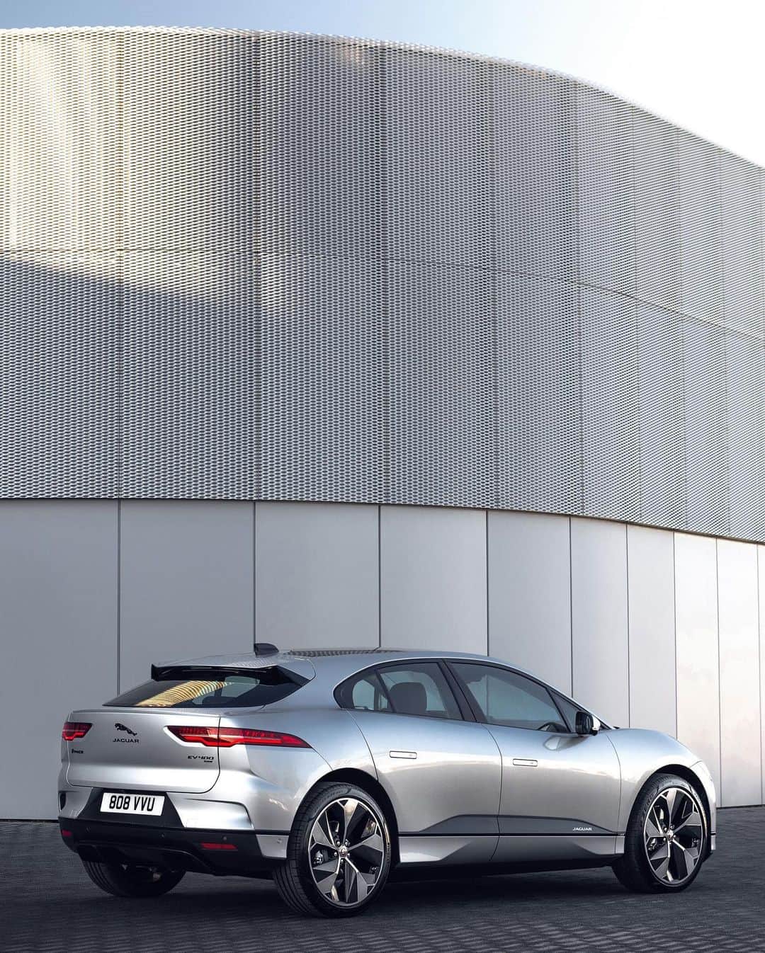 Jaguarさんのインスタグラム写真 - (JaguarInstagram)「Providing real-time traffic updates and live access to charging points, all displayed in exceptional 2D or 3D detail, the #Jaguar #IPACE #PiviPro infotainment system is as familiar as your smartphone.  #Electric #EV #Premium #Luxury #Performance #SUV #AWD #ElectricCars #Technology #CarsofInstagram」7月14日 21時58分 - jaguar