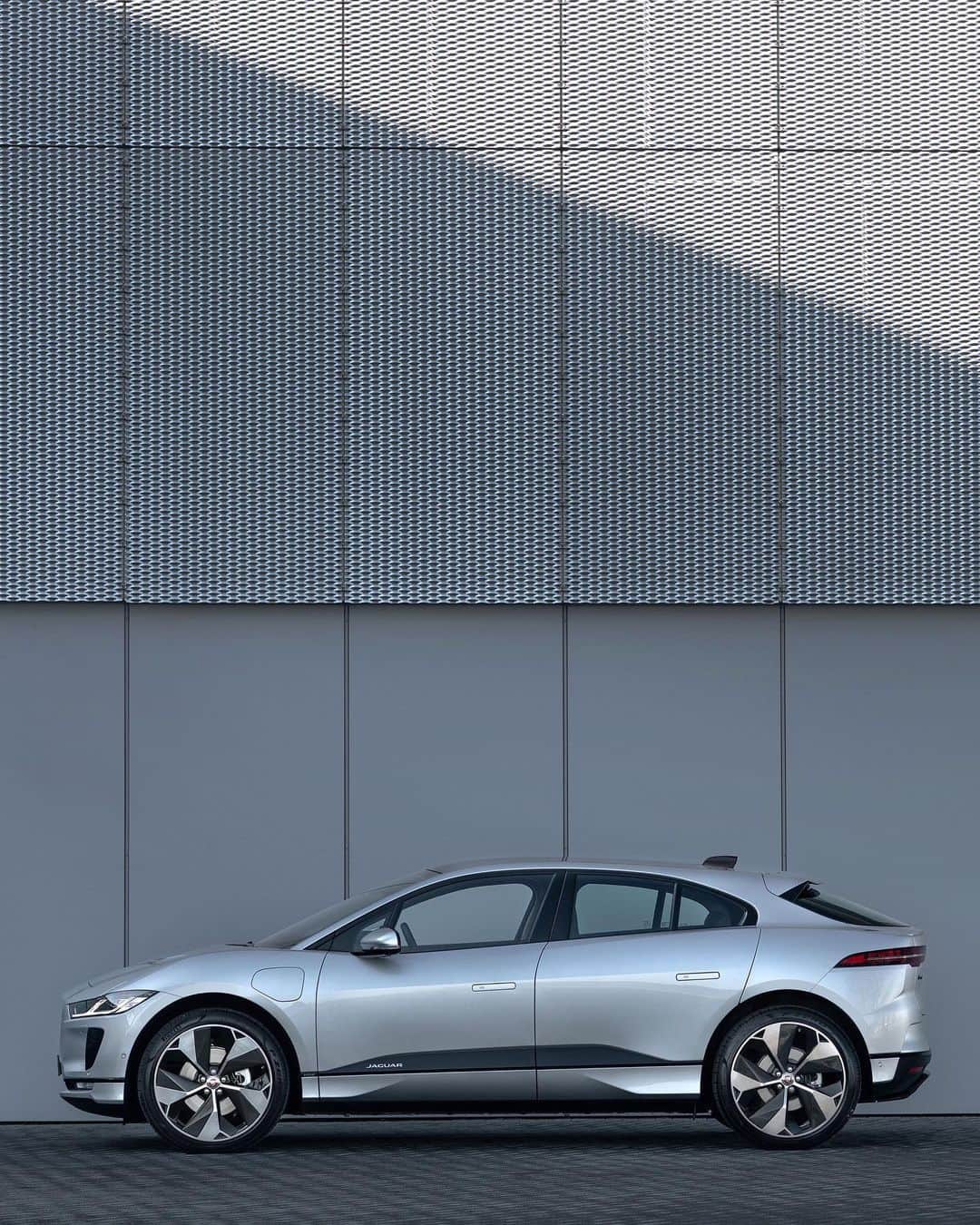 Jaguarさんのインスタグラム写真 - (JaguarInstagram)「Providing real-time traffic updates and live access to charging points, all displayed in exceptional 2D or 3D detail, the #Jaguar #IPACE #PiviPro infotainment system is as familiar as your smartphone.  #Electric #EV #Premium #Luxury #Performance #SUV #AWD #ElectricCars #Technology #CarsofInstagram」7月14日 21時58分 - jaguar