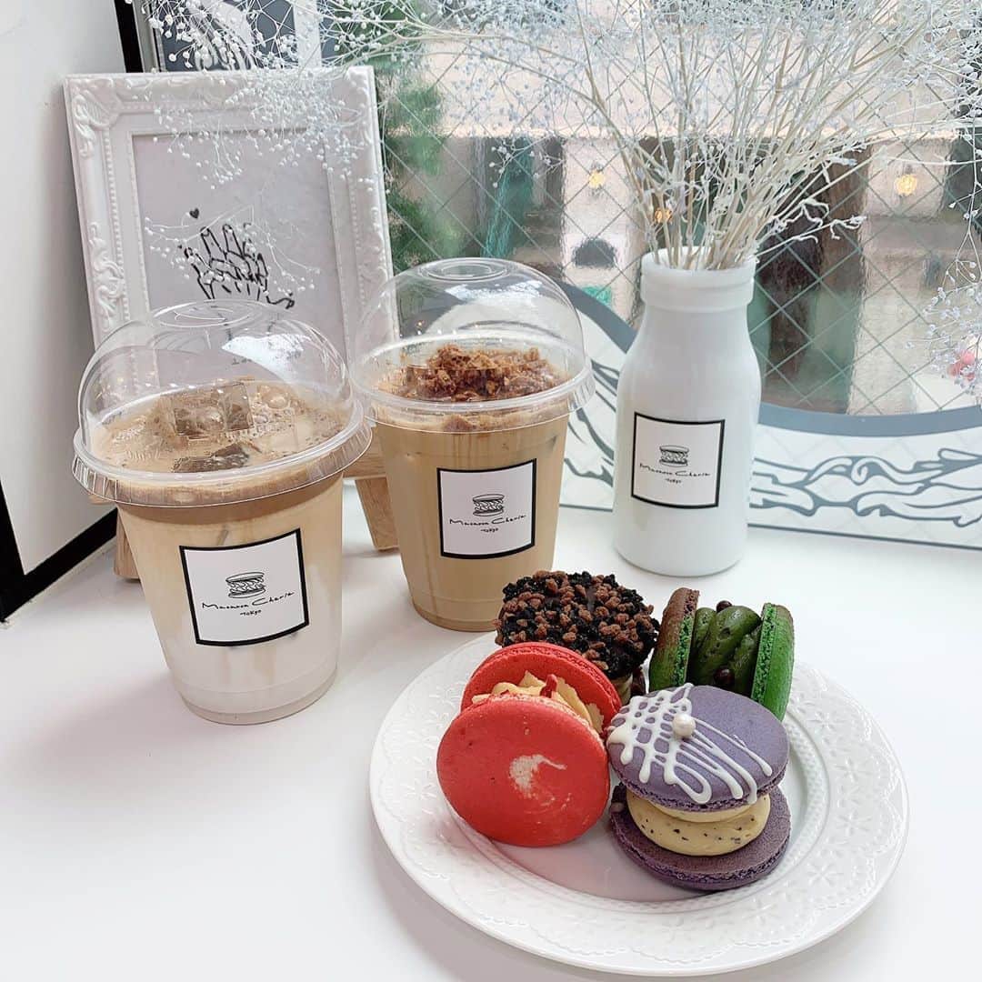 のインスタグラム：「【新小岩　Macaron Cherie】 スタイリッシュな韓国マカロンのお店🐒 ㅤㅤㅤㅤㅤㅤㅤㅤㅤㅤㅤㅤㅤ 🏠#新小岩　#マカロンシェリー 🚶‍♂️新小岩駅徒歩4分 📖ダルゴナコーヒー(¥450) ダルゴナミルクティー(¥480) 韓国マカロン(¥390)×4 ㅤㅤㅤㅤㅤㅤㅤㅤㅤㅤㅤㅤㅤ 韓国マカロンのお店！ マカロンは同じ価格で、選んだのはアールグレイ、抹茶チョコ、イチゴヨーグルト、クランチ！ ㅤㅤㅤㅤㅤㅤㅤㅤㅤㅤㅤㅤㅤ 分厚くてもっちもち。 全部うまかったけどオレが好きなのはアールグレイ。あと抹茶チョコも濃厚で美味しかった。 ㅤㅤㅤㅤㅤㅤㅤㅤㅤㅤㅤㅤㅤ ドリンクは甘め。 タルゴナミルクティーが甘め濃厚アールグレイにカルメ焼きが溶けてうまうま。 タルゴナコーヒーの方はコーヒー牛乳って感じだった。 ㅤㅤㅤㅤㅤㅤㅤㅤㅤㅤㅤㅤㅤ 店内は白黒を基調とした店内。 窓際に横並びの席が12席くらい。 お客さんは女子しかいなかった。 ㅤㅤㅤㅤㅤㅤㅤㅤㅤㅤㅤㅤㅤ 15:00の時点で売り切れてるマカロンもあったから早めに行くのがいいね！ 平日だから空いてたけど帰る頃にはお客さん増えてたよ！ ㅤㅤㅤㅤㅤㅤㅤㅤㅤㅤㅤㅤㅤ 分厚い韓国マカロンはやっぱ最強！ 手土産にもいいよなあ🐒 ㅤㅤㅤㅤㅤㅤㅤㅤㅤㅤㅤㅤㅤ ㅤㅤㅤㅤㅤㅤㅤㅤㅤㅤㅤㅤㅤ マカロンシェリー  東京都葛飾区新小岩2-5-14  11:00～20:00」