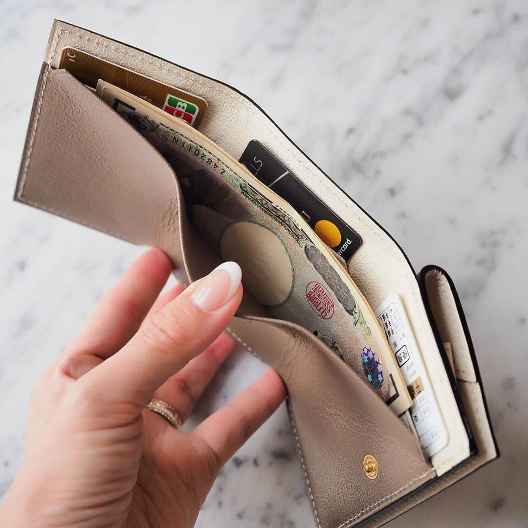 星玲奈さんのインスタグラム写真 - (星玲奈Instagram)「お久しぶりのバッグの中身👜😊 小さいバッグを持つことが多いので どんどん荷物がコンパクトに。 そして、長年飽きずに大好きなグレージュ揃い❤️ お財布とキーケースは　@larcobaleno_official さんとのコラボの 3つ折り財布とスマートキーケース。 お財布はかなりコンパクトなのに、必要なものはしっかり入ります！ 電子マネー化とはいいつつも、現金とクレジットカード、免許証はいつも持つので このくらいのサイズ感はとても便利✨ スマートキーケースは、鍵の先でレザーのバッグの中が傷つかないようケースの中に。 バッグの中がごちゃっとせずに、荷物がすっきりとします😊 発売から約3年、ラルコバレーノさんとコラボさせていただき、何度も再販と完売を繰り返しているお財布4型とキーケースのラインナップが エンメオンラインショップにて 明日7/15(水)の18時より再販受付開始となります！ 7/16(木)からは ラルコバレーノ直営店の清澄白河店と 新宿伊勢丹本館1階でも販売開始となります☺️ 迷われていらっしゃった方は、ぜひこの機会に☺️✨  page3.4  三つ折り財布 page5  スマートキーケース page6.7.8  長財布、スマートウォレット page9.10  二つ折り財布 #larcobaleno #ラルコバレーノ#お財布#ウォレット#ミニウォレット#キーケース」7月14日 21時59分 - reinahoshi1015