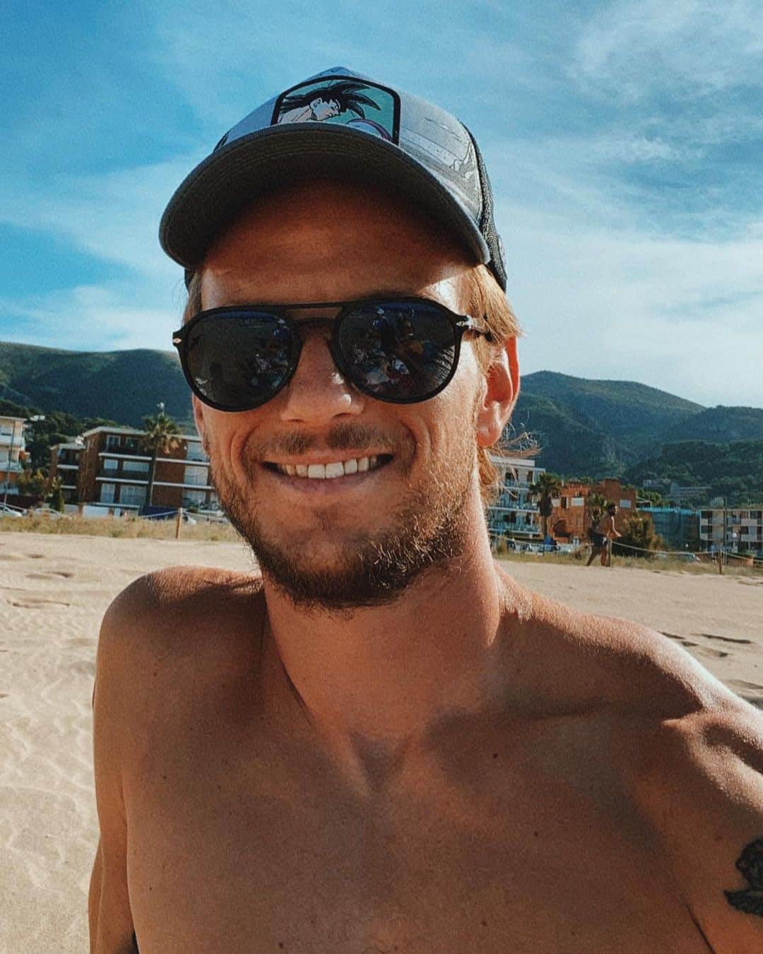 イヴァン・ラキティッチのインスタグラム：「Wishing you a nice day! Que tengan un buen día! ☀️🤙🏼 ⛱ #ivanrakitic」