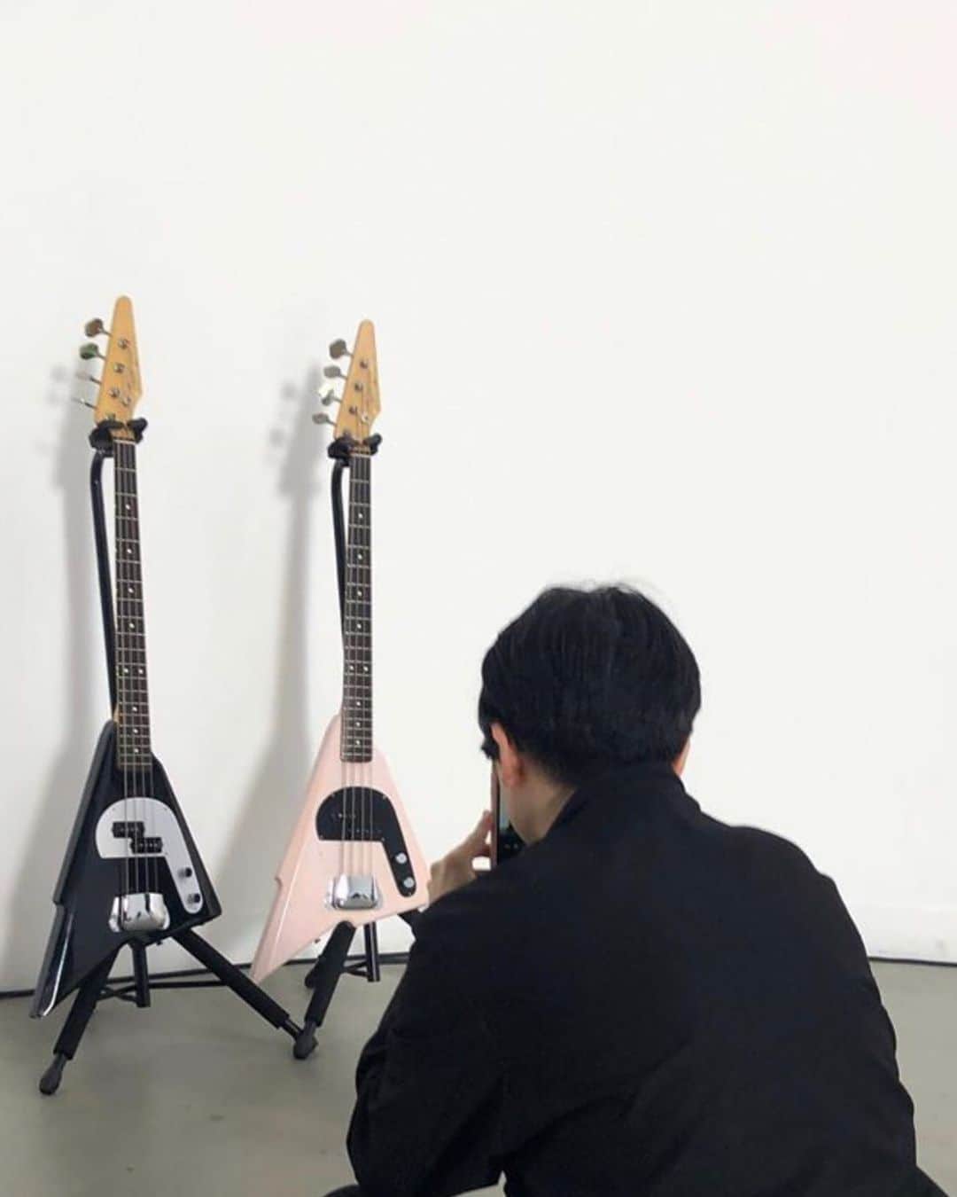 OKAMOTO’Sさんのインスタグラム写真 - (OKAMOTO’SInstagram)「A photo of Hama taking photos of his two favorite “Squier by Fender Katana” basses. Both black and pink Katana look cool! Which one do you prefer? ➖➖➖➖➖➖➖➖➖➖➖➖➖ ハマ愛用のベース「Squier by Fender Katana Bass」を撮影しているハマを撮影しました。黒いKatanaとピンクのKatanaどちらも綺麗ですね。皆さんはどちらがお好きですか？  #fender #okamotos #hama_okamoto」7月14日 22時01分 - okamotos_official