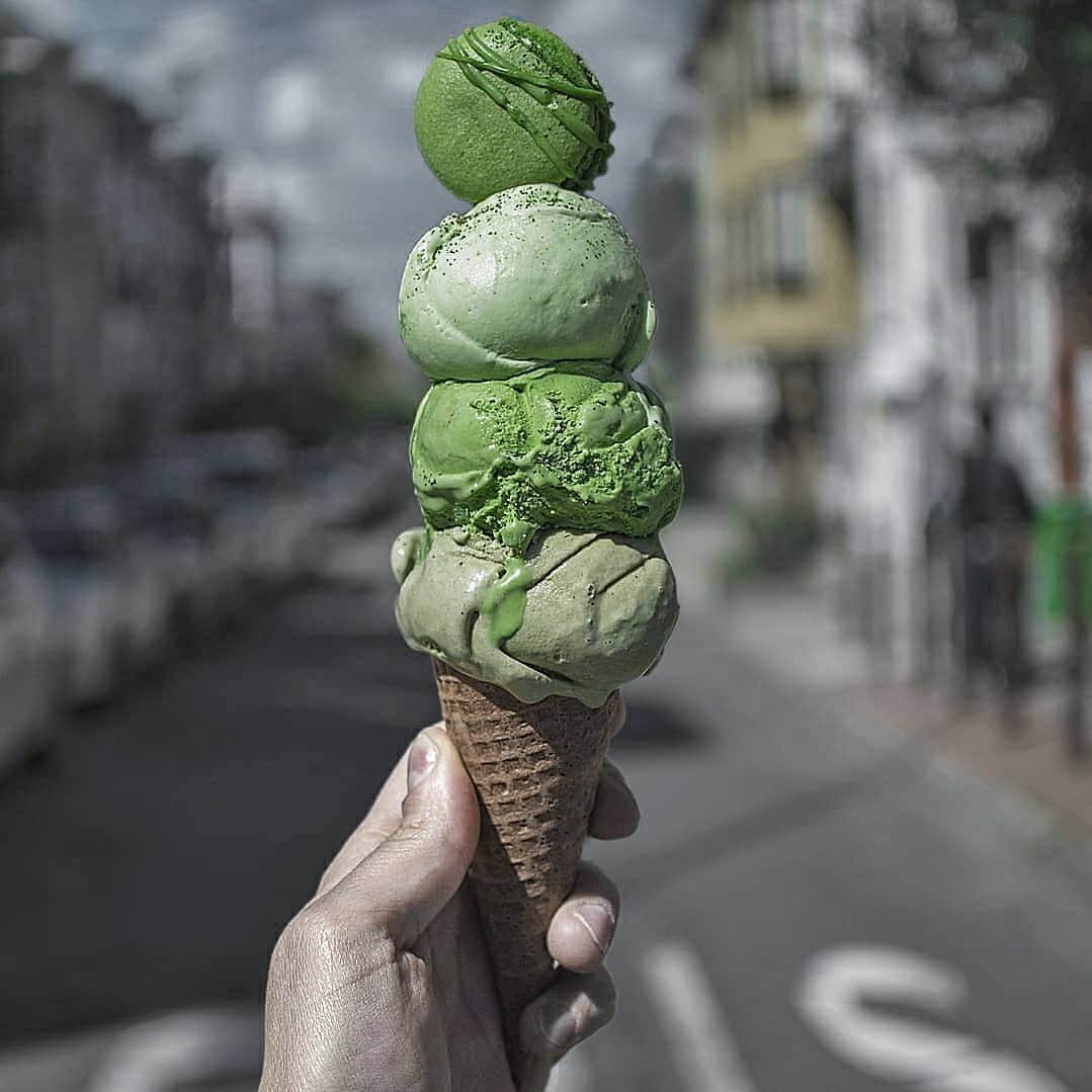Matchæologist®さんのインスタグラム写真 - (Matchæologist®Instagram)「😱 Who else is in #Matcha #IceCream Heaven with us right now?! 🍦🌿 A big shoutout to the amazing @mariozeats for sharing with us the perfect treat for a sunny afternoon! 😋 . This matcha / hojicha / genmaicha ice cream is crowned by @mariozeats’s homemade #MatchaMacaron prepared using our Midori™ Culinary Matcha! 🍃😱 It looks so good it has us drooling at the thought of having it!! 😂 . 💚 Our Midori™ is a perfect matcha grade for use in any matcha dessert recipes that call for a beautiful green color and the flavor intensity required to shine through other ingredients. 🍵🌿 . For premium-quality matcha 🍵, please visit Matchaeologist.com. . Click the link in our bio 👉 @Matchaeologist . Matchæologist® #Matchaeologist Matchaeologist.com」7月14日 22時01分 - matchaeologist