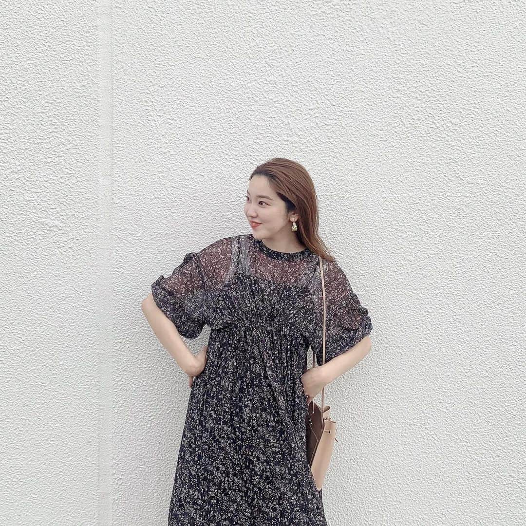 mina hinokuchiのインスタグラム：「. 久々に柄物 単色の花柄だと、大人っぽくも着れて可愛い🌻 このワンピは黒にしよっと♪♪ . #whoswhochico #salonbychico #フーズーチコ　#チコ　#ロングワンピース」