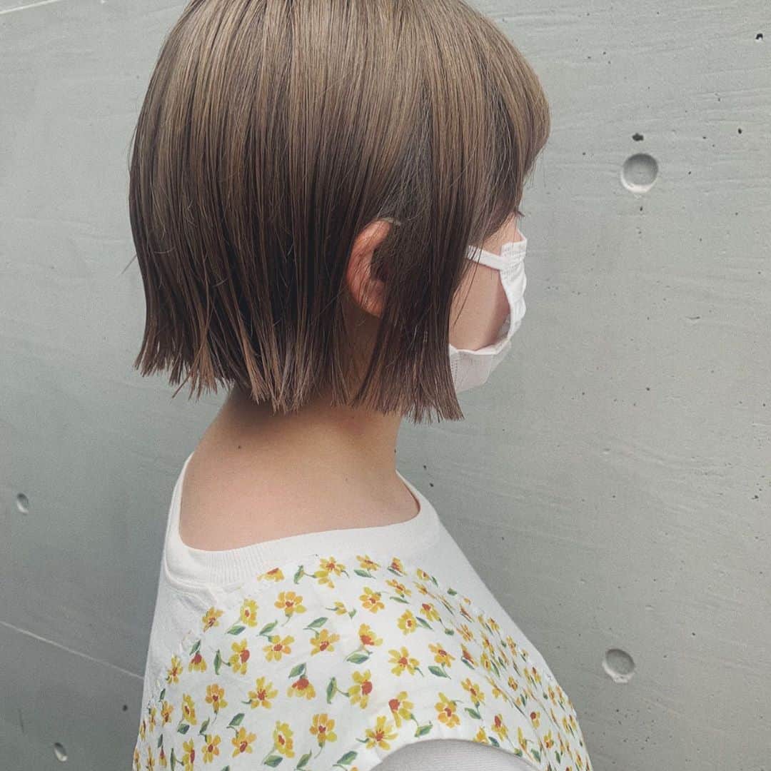 HONOKAのインスタグラム：「.〻  髪が夏仕様になりました🌿🍀  伸ばそうと思ってたんですが、暑すぎてバッサリ…！ でも前髪は伸ばしよるよ！チャレンジ中！笑  色はやわらか〜い色味にしてもらいました◎ おかゆさんいつもありがとうございます🥣♡  #hairstyle #tetenico」