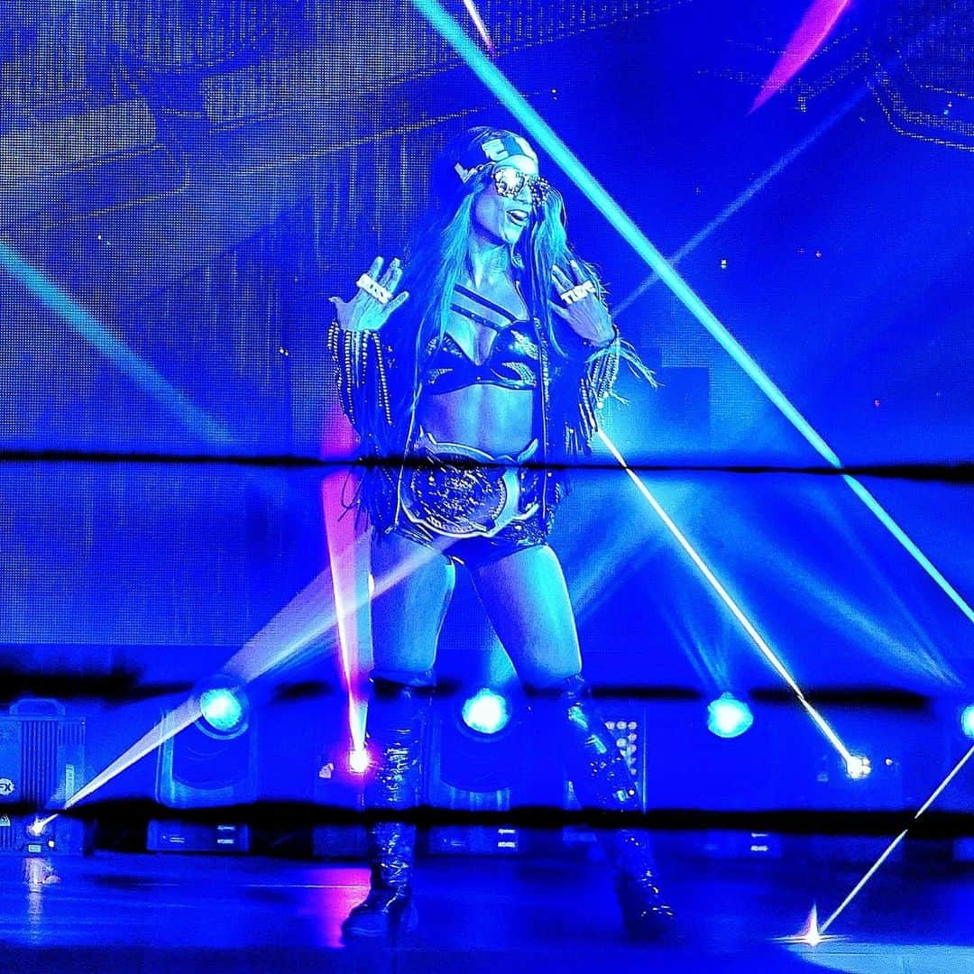 サシャ・バンクスさんのインスタグラム写真 - (サシャ・バンクスInstagram)「Are you still ready? @wwe_asuka #2beltzbanks💙」7月14日 22時10分 - themercedesvarnado