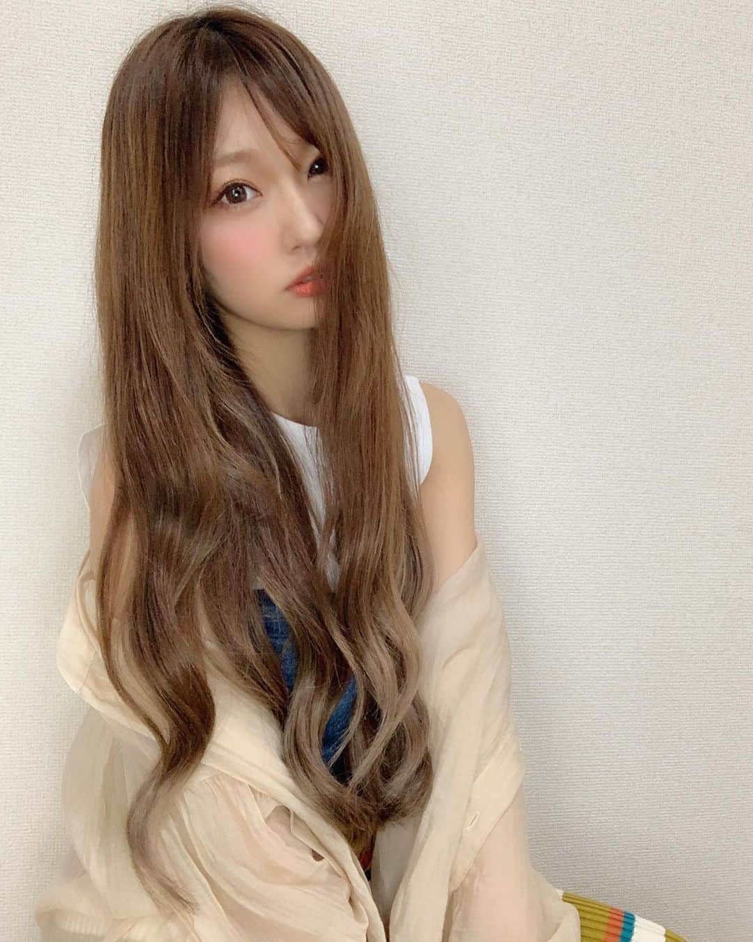 いっちゃん/嶋津 いつみのインスタグラム：「. . 暑くなってきて このスーパーロングヘアにも飽きてきちゃって←w . . . @yoooheeey  さんに会いにお願いして 毛先をブリーチしてもらって 綺麗なグレージュのすそカラーを 入れてもらいました🥳☝🏻✨ . . . . . でも今流行ってる鬼滅カラーみたいな ハッキリしたツートーンすそカラーが嫌で😣💦 . . ツートーンは嫌。 グラデーションみたいに馴染ませて欲しい。 でも根本からのハイライトは嫌。 ハイライトの筋感出るのも嫌。 出来るだけ痛みたくない。 オシャレに大人女子でも出来るすそカラーがいい。 . . . っていう無理難題←🤢😱🥵🥶 を押し付けたのに 見事理想のすそカラーに仕上げていただきましたー😭💓💓💓 . . . . よへさん…ゴメンね🙏🏻❤️ww . . . . これからこのすそカラーで 色遊びするの楽しみやぁー💕 . . . . .  #関西  #関西サロモ  #サロンモデル #サロモ #いっちゃん  #フリーモデル #関西モデル  #あざといっちゃん #かわいっちゃん #いっちゃんコーデ #ブライダルモデル #アレンジモデル #ヘアカラー  #ヘアアレンジ #くしゃ顔  #すそカラー  #スーパーロング #スーパーロングヘア」