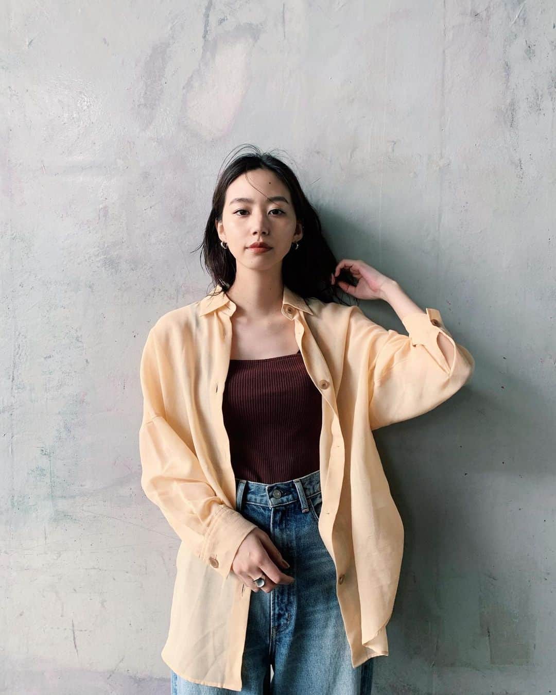 Shiho Sasakiのインスタグラム：「前回のinsta liveで着用していた お気に入りのシアーシャツ🍊 @sheltterwebstore で30%offになってたよ👏 こういうシャツ羽織りって、長く着れるんだよなぁ💭 インナーのキャミソールも再入荷してたよ✨ #MOUSSY#MOUSSYSNAP」