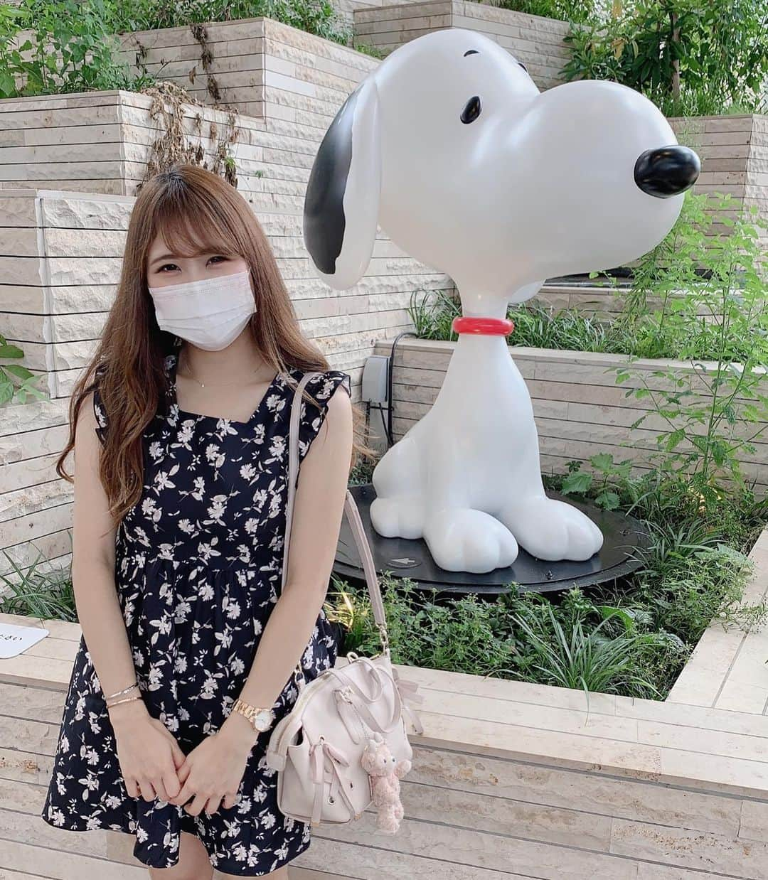 Yukaさんのインスタグラム写真 - (YukaInstagram)「ピーナッツカフェ・PEANUTS CAFE - BEAGLE SCOUT‘S SHACK ピクニックバスケットプレート　¥1500 SNOOPY‘S “SKILLET PIZZERIA” トマト＆ミートピッツァ ¥1500 - 最近毎日雨で、やっと先週の日曜日晴れてたから念願のピーナッツカフェに行ってきた 思ったより人が少なかった😌 料理は普通に美味しかったし、食器も全部スヌーピーが付いてて可愛かった🥺 最近全然美容院に行ってないから髪の毛ボサボサで、色もだいぶ落ちたし、そろそろ行かないと💦 - 最近梅雨季，幾乎每天都在下雨 難得上禮拜週末出大太陽好天氣 於是去了之前一直想去的史努比咖啡廳 去過中目黑的但沒去過南町田的 餐點普通好吃，份量也剛好，但中目黑的店裝潢比較可愛 - 最近完全沒時間去弄頭髮 一轉眼頭髮默默長長，顏色也退不少 好想去弄頭髮，但日本每天都一兩百人，覺得可怕 不知道什麼時候才能穩定下來～😕  #snoopymuseum#peanutscafe#snoopy#minamimachida#gourmet#japan#tokyo#グルメ#南町田グランベリーパーク#スヌーピー#スヌーピーミュージアム#ピーナッツカフェ#ピーナッツカフェ南町田#カフェ巡り#南町田ランチ#南町田カフェ#南町田グルメ#インスタ映え#レストラン#グルメ好きな人と繋がりたい#カフェ#オシャレ#かわいい」7月14日 22時17分 - loveyuka06