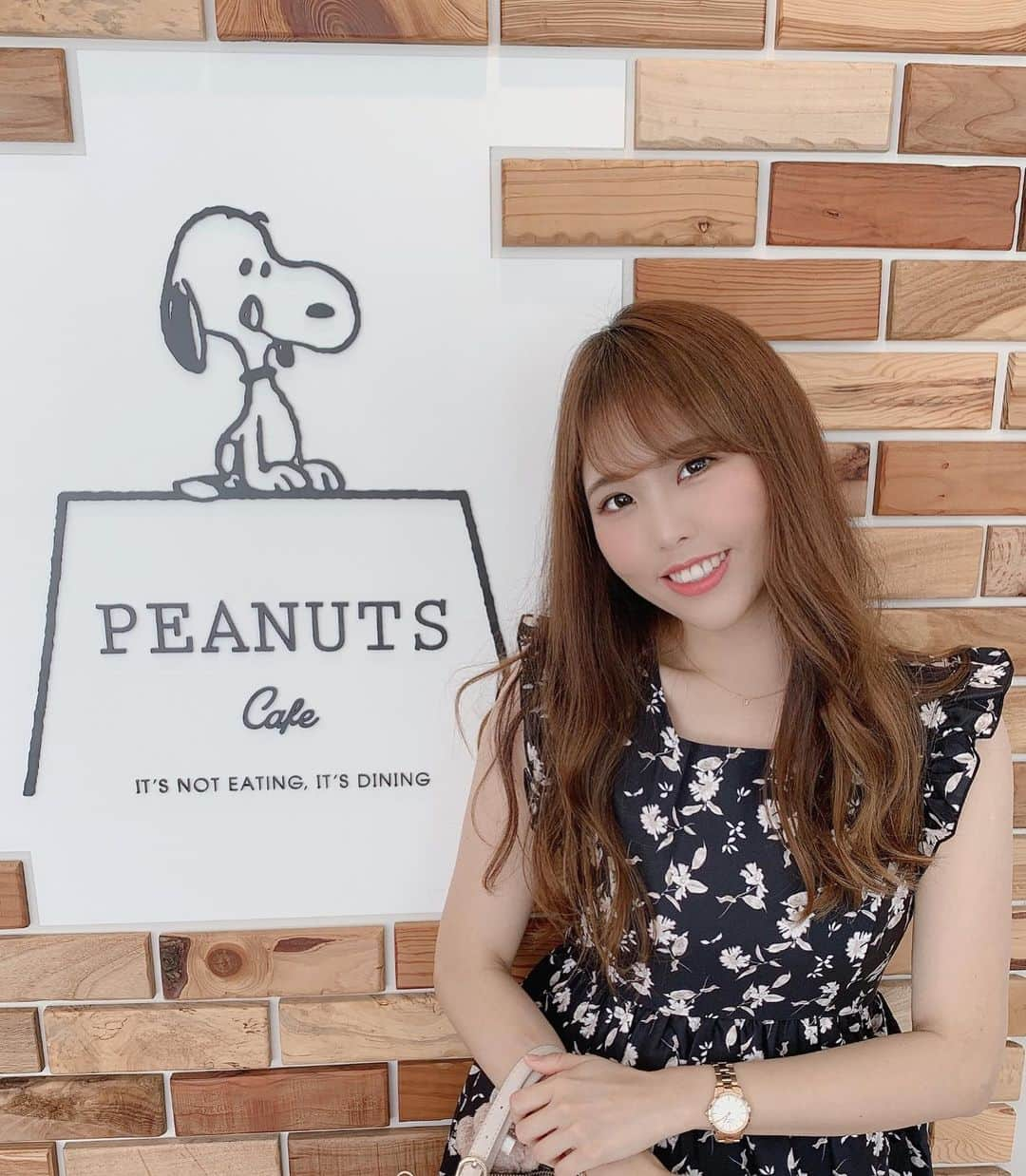 Yukaのインスタグラム：「ピーナッツカフェ・PEANUTS CAFE - BEAGLE SCOUT‘S SHACK ピクニックバスケットプレート　¥1500 SNOOPY‘S “SKILLET PIZZERIA” トマト＆ミートピッツァ ¥1500 - 最近毎日雨で、やっと先週の日曜日晴れてたから念願のピーナッツカフェに行ってきた 思ったより人が少なかった😌 料理は普通に美味しかったし、食器も全部スヌーピーが付いてて可愛かった🥺 最近全然美容院に行ってないから髪の毛ボサボサで、色もだいぶ落ちたし、そろそろ行かないと💦 - 最近梅雨季，幾乎每天都在下雨 難得上禮拜週末出大太陽好天氣 於是去了之前一直想去的史努比咖啡廳 去過中目黑的但沒去過南町田的 餐點普通好吃，份量也剛好，但中目黑的店裝潢比較可愛 - 最近完全沒時間去弄頭髮 一轉眼頭髮默默長長，顏色也退不少 好想去弄頭髮，但日本每天都一兩百人，覺得可怕 不知道什麼時候才能穩定下來～😕  #snoopymuseum#peanutscafe#snoopy#minamimachida#gourmet#japan#tokyo#グルメ#南町田グランベリーパーク#スヌーピー#スヌーピーミュージアム#ピーナッツカフェ#ピーナッツカフェ南町田#カフェ巡り#南町田ランチ#南町田カフェ#南町田グルメ#インスタ映え#レストラン#グルメ好きな人と繋がりたい#カフェ#オシャレ#かわいい」