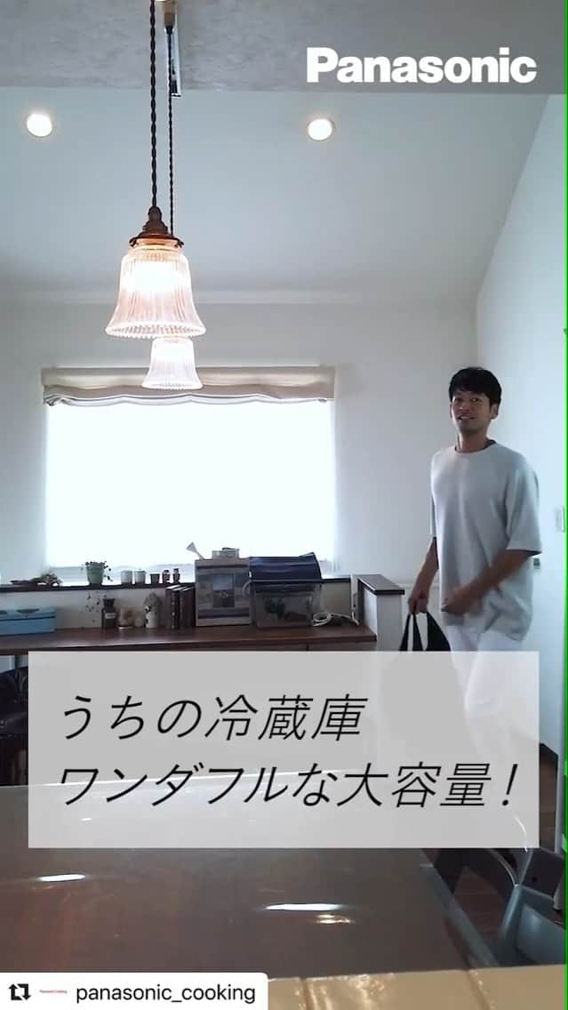 久保田裕之のインスタグラム：「こちらリモート撮影✨ 冷蔵庫の大容量に驚きです！ おーワンダフル🤣 #Repost @panasonic_cooking with @make_repost ・・・ ・ 家事に仕事に子育てに追われる日々も、ごはんはできるだけ手づくりしたい。 頑張りすぎない、でもちゃんとおいしい食卓を、ずっと続けていきたい。  そんな思いを抱える共働きの5人家族、久保田ファミリー。 パナソニックのあたらしい冷蔵庫とレンジを使いはじめてから、 「家電で、料理がこんなにラクになるんだ」という発見が日々あるといいます。 詳しくは「USER'S　Documentary」（https://panasonic.jp/cooking/family.html) で紹介中。  パナソニックの冷蔵庫は、まとめ買いした食材もしっかり収納できる大容量。 冷凍庫と野菜室の引き出しは、ラクラク全開できる「ワンダフルオープン」で、奥までしっかり見える。 食材の整理がしやすいから、使い忘れが防げます。  一度に沢山まとめ買いができれば 買い物の頻度が減らせて、心にちょっと余裕が生まれますね。  ▼商品詳細はIGTVから下記リンクをクリック https://panasonic.jp/reizo/  パナソニック　冷凍冷蔵庫（NR-F606WPX）」