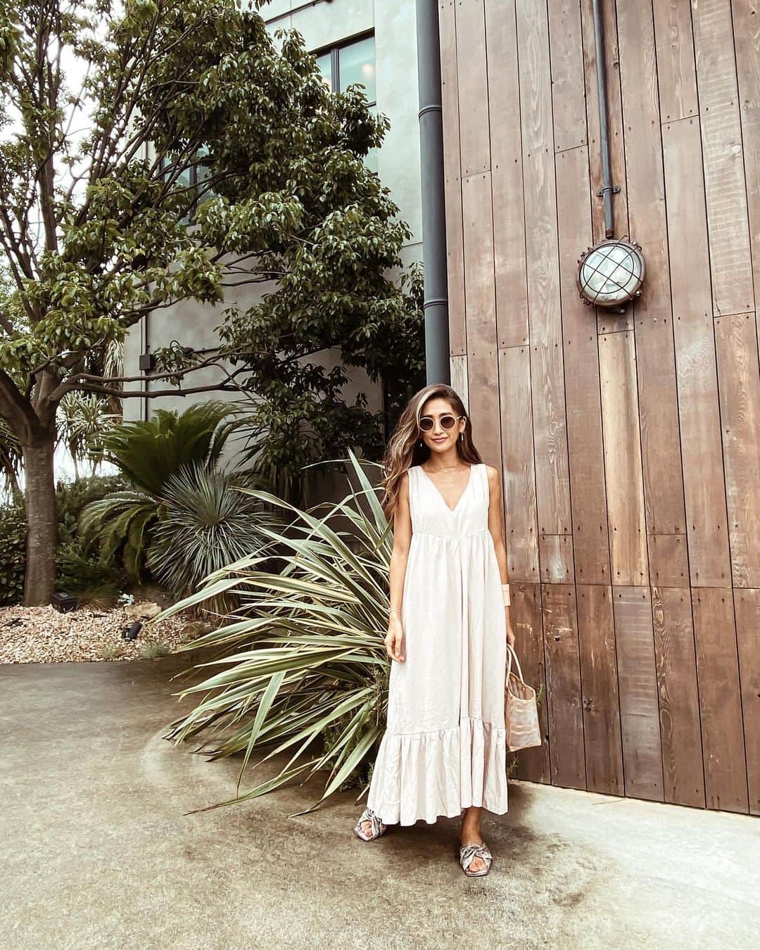 のインスタグラム：「絶対GETする🥰 ベージュのワンピース アー可愛い！ 生地の感じも私は好きなんだけど☺️ シンプルだけじゃつまらないから 背中はsexy可愛い目でしょ😆🧡 @esutoreja  可愛いワンピースが他にも出ます‼︎ #esutoreja  #fashionista #outfit #fashion #code #snap #instafahion #fashiondaily #fashionoftheday #ootd #zara #hm #resort #urban #vintage #losangeles #california  #エストレジャ」