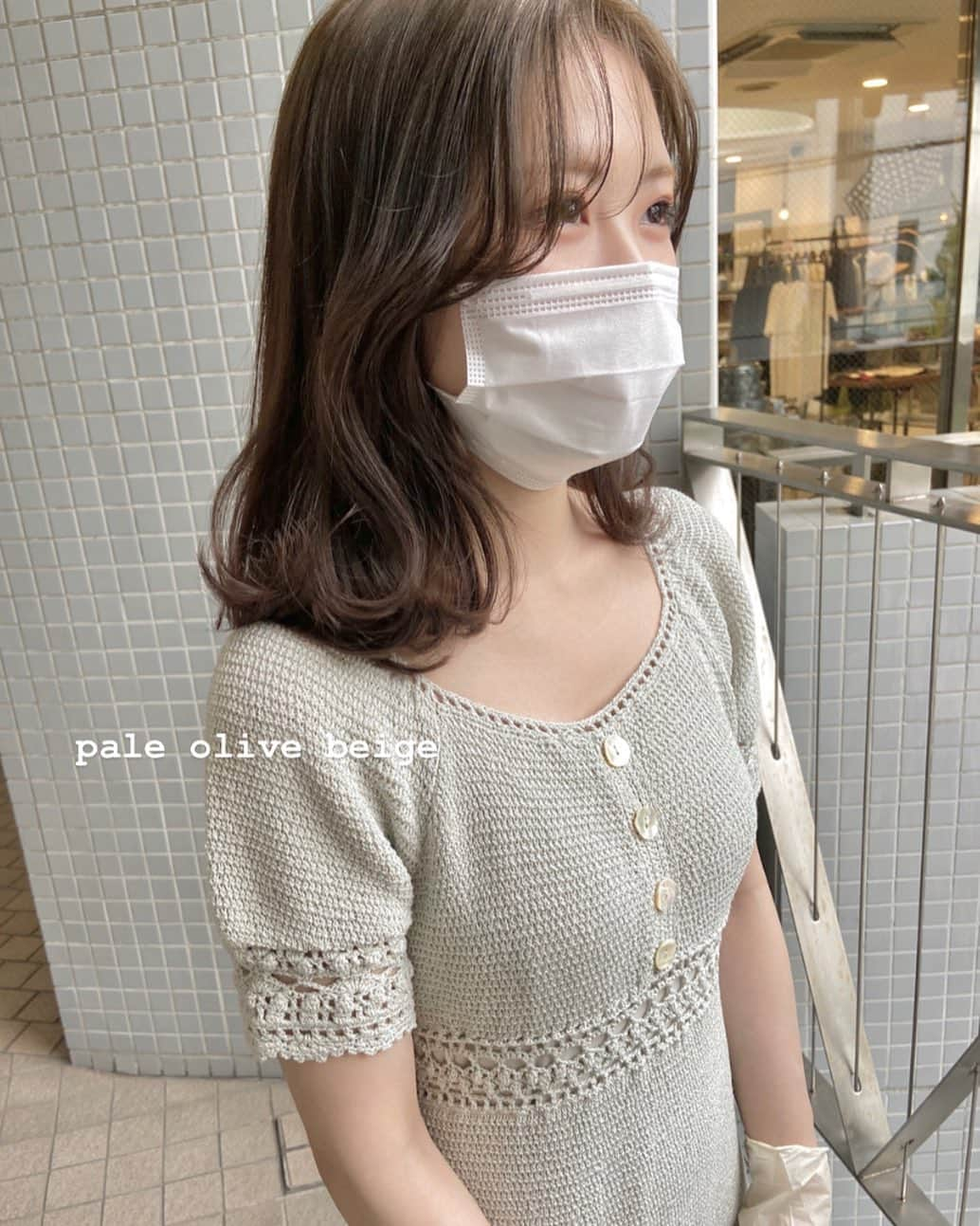 佃加菜さんのインスタグラム写真 - (佃加菜Instagram)「pale olive beige🍈 柔らかく透明感のある赤みを消したカラー♡ . ほつれ毛のような前髪を作ると、一気に柔らかく♡ ゆかちゃんも前髪ほつれ毛作りました♡ ニュアンスが出て可愛い♡ もちっとした質感が可愛いヘア♡ . #shima #natural #sweet #french #大人可愛い　♡#キレイ可愛い　♡」7月14日 22時30分 - tsukuda_kana