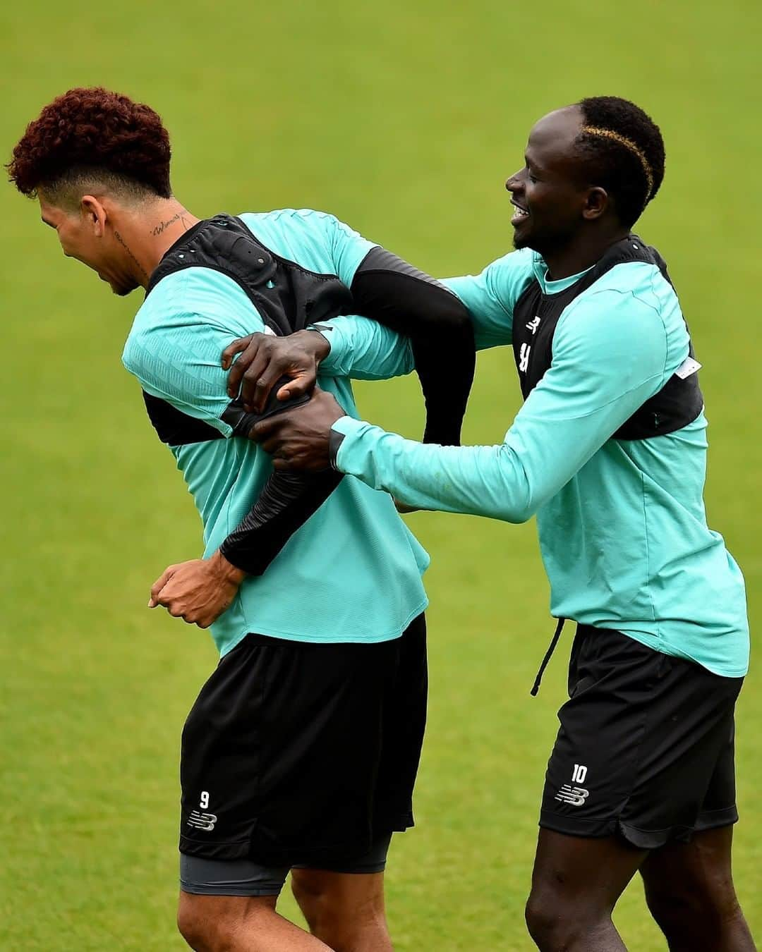 リヴァプールFCさんのインスタグラム写真 - (リヴァプールFCInstagram)「There's never a dull moment with these two 😆😂 #LFC #LiverpoolFC #Liverpool #Mane #Firmino #Training」7月14日 22時28分 - liverpoolfc