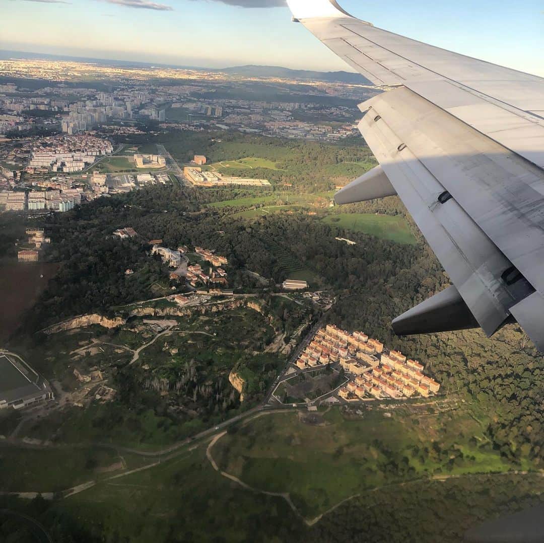 鰻和弘さんのインスタグラム写真 - (鰻和弘Instagram)「【スペインポルトガル1人旅12】  夜にロケが終わる。マンチェスターの宿泊先ですぐ寝る。次の日朝5時起き。なんとか起きる。写真では伝わりにくいですが、激寒で す。  イギリスマンチェスター空港からポルトガルのリスボンへ。  何気に飛行機から見える外国の街が好きです。  ポルトガルの事前情報全くなし。  赤屋根の街なんや。  と思ってたら着きました。  #今回空港はサラッと通れるかと思いきや #また止められる #リュックを指差し #英語でまくしたてられる #何の単語もわからなかった #もう一回お願いしますのジェスチャー #また英語まくしたてられる #拾える単語なし #終了と思った時はOKて言うようにしてる #OK #オールインワンの化粧水捨てられた」7月14日 22時28分 - unaginigaoe