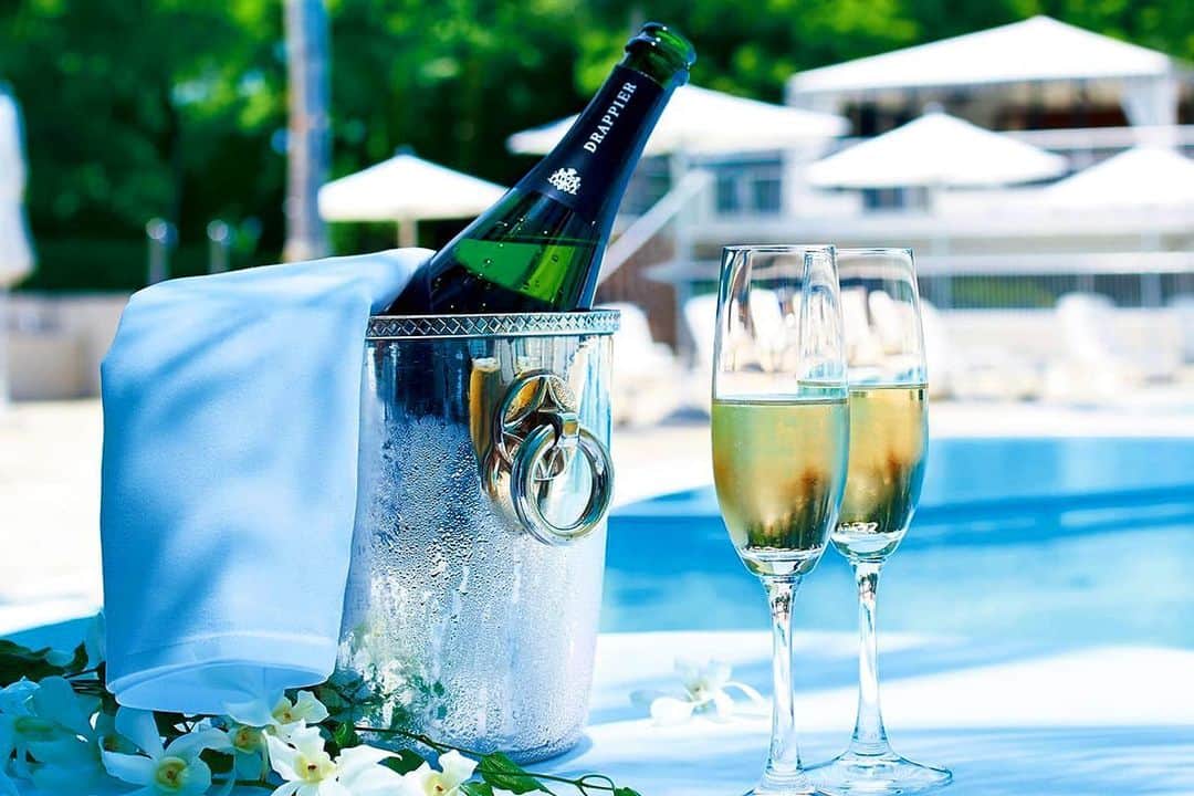 のインスタグラム：「《今年のGARDEN POOLは完全予約制》﻿ ﻿ ホテルニューオータニの誇る夏の風物詩GARDEN POOLが、今年は宿泊プラン限定＆完全予約制の「安心・安全のプール」としてオープン！﻿ ﻿ プールのご利用シーンに合わせて選べる宿泊プランをご用意しております。﻿ 広大な日本庭園の深い緑に包まれた、極上の癒し空間を心ゆくまでご堪能ください🥂✨﻿ ﻿ 【詳細は、 @hotelnewotanitokyo プロフィールより公式WEBサイトへ。】」