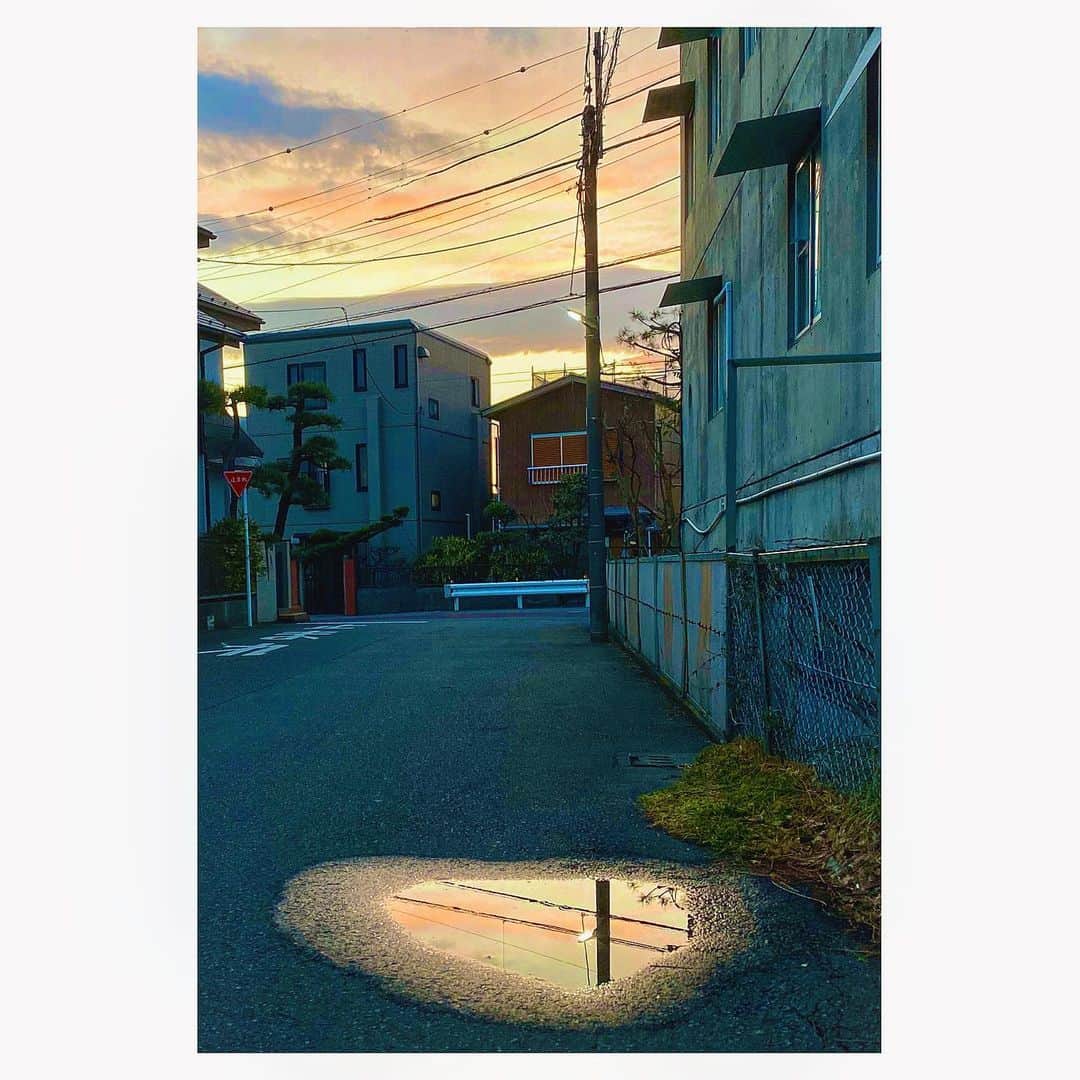 Caravanのインスタグラム：「2020.07.15  間も無く24:00より 新曲「HOME TOWN」配信開始。  春からの自粛の日々から 徐々に日常が動き出す。  まだまだ不安な毎日の中、 静かに季節は変わり 町にはまた夏がやってくる。  それぞれの暮らしが宿るホームタウンの片隅で、 孤独と向き合い、世界を憂い、未来を想うその時、 見えてきた光を歌いたいと思った。  そしてもう一曲は、サンティアゴの道。 2011年の東日本大震災を受けて生まれた歌。  ライブで歌う度に、胸の奥で何かがざわめく一曲。  思えばあの時も、今とよく似た気持ちを抱いて 過去と未来を眺めていたっけ。  本当に大切な事ってなんだろう。 本当の豊かさや幸福ってなんだろう。 そんな事を考えながら。  この二曲は心の深い部分でリンクしていて ぜひ合わせて聴いてもらえたら嬉しいです。  自然災害の絶えない日本で、 今も大変な思いをしている友人達がいる。  これ以上、被害が広がりませんように。」