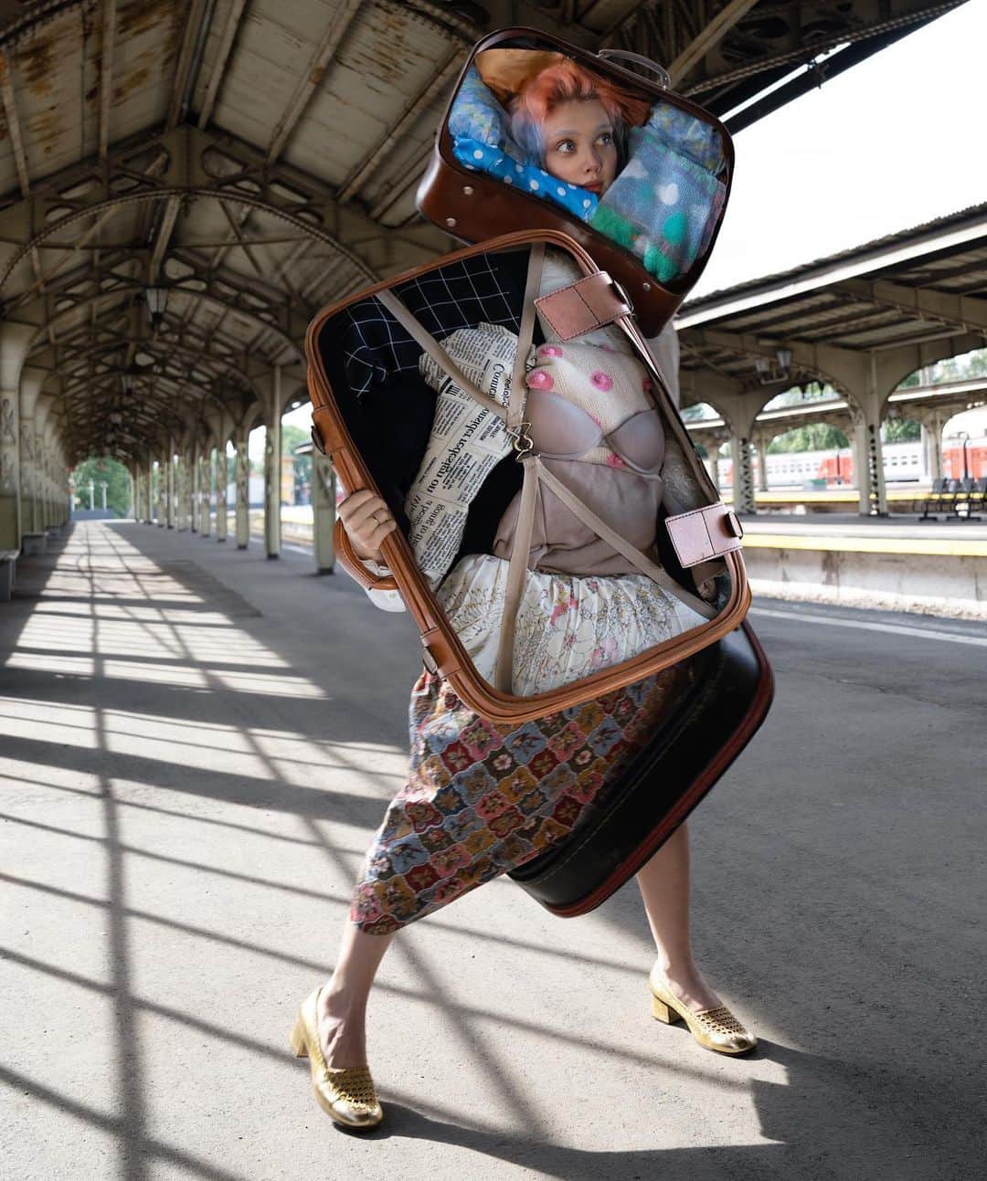 エリーナ・シェンドリンのインスタグラム：「Take your bags and leave this land!」