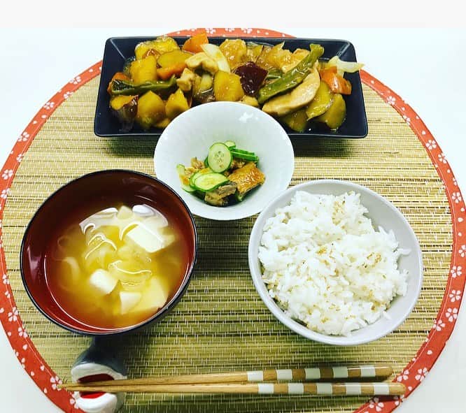 千眼美子のインスタグラム：「・ いつかの自炊。 千眼美子公式LINEBLOGより。 どんどん載せなたまってくど〜 #自炊 #the炊 #ごはん #夕飯 #和食 #野菜 #うなぎ #カレー #手作りごはん」