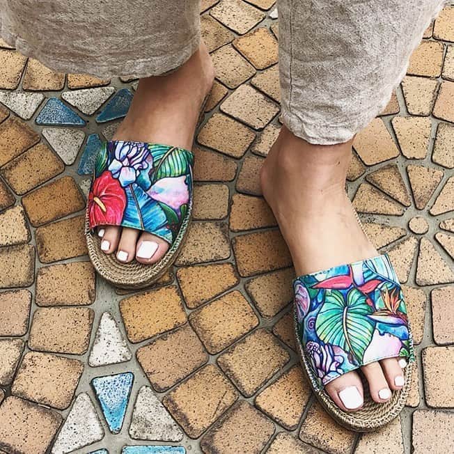 ラレイアのインスタグラム：「🌴 残りわずかになってきました💦 ・ 今期人気No.1のColleen Wilcoxアートデザインのジュート風フラットサンダル😄✨ ・ 無くなり次第終了となりますのでお見逃しなく🙏🤎 ・ ・ ・ ---La Leia Precious Life(ラレイア)--- @laleia_official ・ 楽天市場店 https://www.rakuten.co.jp/laleia-p-life/ ・ au wowma店 https://wowma.jp/user/52666346 ・ Yahooショッピング店 https://shopping.geocities.jp/laleia-p-life/ ・ ・ @laleia_official  @colleenwilcoxgallery_jp  #colleenwilcox#art#hawaii#aloha#surf#beach#laleia#ハワイ#フォトジェニック#インスタ映え#インスタ女子#アロハ#ビーチ#海を感じる雑貨#ラレイア#アート#ビーチガール#サーフスタイル#大人カジュアル#サンダル #コリーンウィルコックス#ギフト#プレゼント」