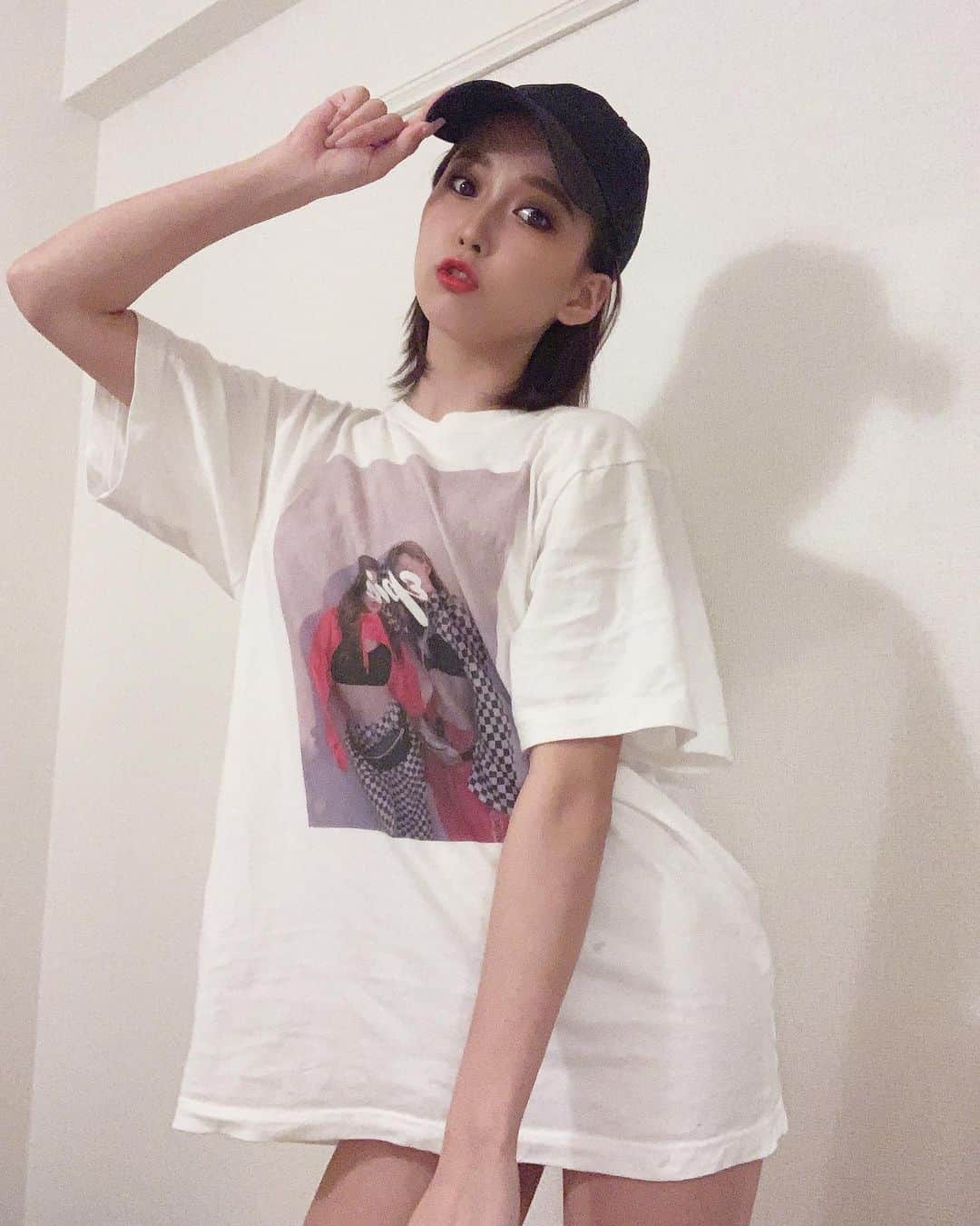 MOMOKAさんのインスタグラム写真 - (MOMOKAInstagram)「Tシャツを 販売することになりました🙏🏾💋 デザインも、自分で一から考えて プリントの写真は　@mirai___0725 との お気に入りの一枚を選びました📸❤️ . 私も普段着で着てるほど素材もよくて着やすいから みんなにもよかったらきてほしいです😌🤍 . 購入先のURLはハイライトに 載せておきます☝🏾💡 #tシャツ　#オリジナルプリント」7月14日 13時53分 - _chan_momo03