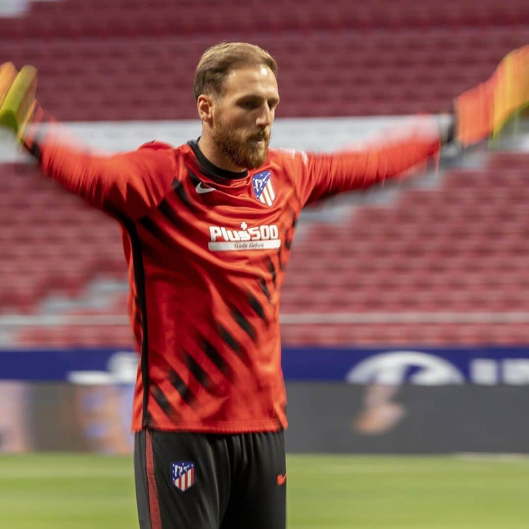 LFPさんのインスタグラム写真 - (LFPInstagram)「He also has WINGS! 👼 • ¡Hasta tiene ALAS! 🧤🤩 • #Oblak #Atleti #LaLigaSantander #LaLiga #Goalkeeper」7月14日 14時00分 - laliga