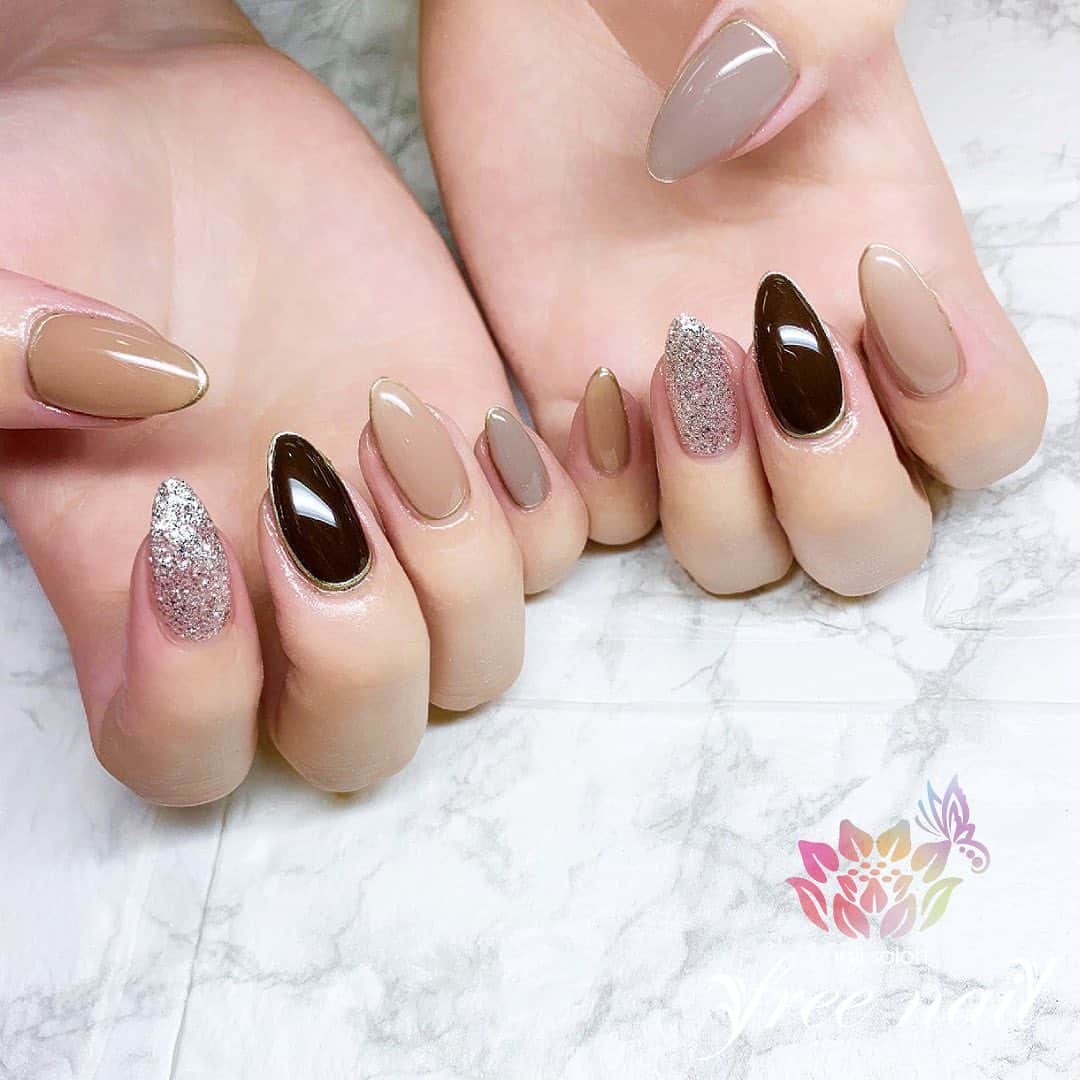 free nail フリーネイルのインスタグラム：「. お客様ネイル💅🏻🐠 . 大人ヌーディーネイル🌜✨ . シックな美爪に🪐✨ . ▶︎▶︎▶︎スワイプして動画も見てね☝︎🎬✨ . ご来店ありがとうございました🙇🏻‍♀️🙇🏻‍♀️🙇🏻‍♀️💗 . #ネイルアート #ジェルネイル #ネイルサロン #大阪ネイルサロン #ネイルデザイン #ネイルチェンジ #メタリックネイル #グリッターネイル #ヌーディーネイル #ナチュラルネイル #ベージュネイル #グレージュネイル #シンプルネイル #大人ネイル #デザインネイル #トレンドネイル #ロングネイル #夏ネイル #summernails #nailsart #nailsdid #美甲 #日式美甲 #日式美甲胶 #日本美甲师 #日本美甲老师 #美甲上课 #日本胶 #フリーネイル #freenail」