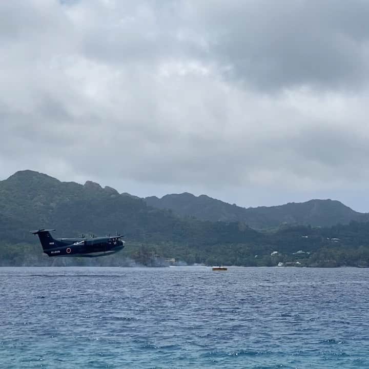 のインスタグラム：「父島・二見港では、今日も救難飛行艇US-2の訓練が行われていました。 こんなに近くで訓練の様子が見られるなんて、テンション上がりますね〜♪ 今回は着水の様子をどうぞ！ 昨日とは違う機体かな？ #世界自然遺産小笠原諸島 #小笠原諸島 #小笠原 #小笠原村 #父島 #二見港 #救難飛行艇 #救難飛行艇us2 #us2」