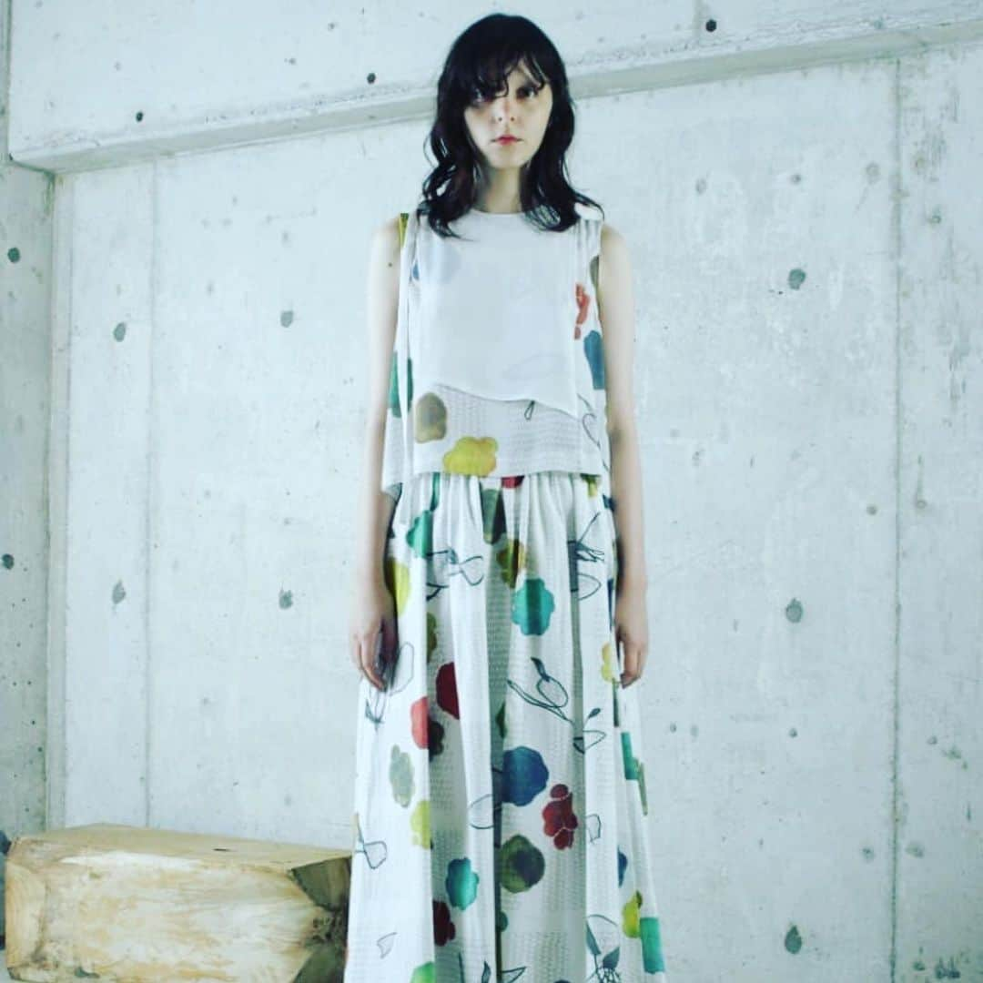 タピエスタイルさんのインスタグラム写真 - (タピエスタイルInstagram)「「ohta」の洋服とバック ・・・ ohta 20ss woman  芋ホワイトプルオーバー 芋ホワイトスカート  タピエスタイル京都店と オンラインショップで販売中です。  〒600-8009　京都市下京区四条通室町東入函谷鉾町101 LAQUE四条烏丸 2F open:10:30～20:30　phone:090-8821-8681 京都市営地下鉄烏丸線「四条」駅 阪急京都線「烏丸」駅/22番・24番出口直結  contact  ohta@ohta.info   #ohta #ss2020 #springsummercollection #春服 #夏服 #服装 #衣 #衣食住 #芋 #古道具 #styling #japanesefashion #apparelbrand#mode #graphicdesign #pullover #tanktop #longskirt  #madeinjapan#タピエスタイルオンラインショップ #タピエスタイル」7月14日 14時14分 - tapiestyle