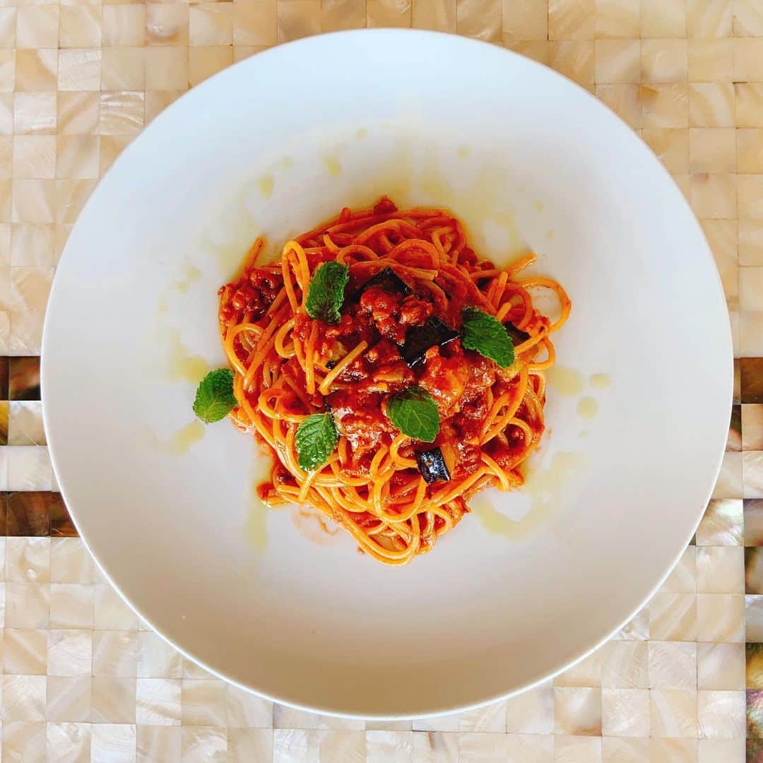 ポジリポのインスタグラム：「今週は美味しい旬の野菜『茄子』が入ったので、weeklyはパスタ、ピッツァともに茄子を使ったお料理です。  〜Weeklypasta〜 【揚げなすと柳蛸のラグーパスタ】  主に北海道太平洋側で水揚げされる柳蛸を白ワイン、トマトソース、オレガノ、バジルなどとじっくり煮込んでラグーソースに。 真蛸よりも食感が柔らかくオリーブオイルとの相性もいいです。  旬のなすを揚げて加え仕上げにミントを散らして爽やかに仕上げました。  〜Weekly pizza〜 『Melanzane e  Spada』   【茄子とメカジキ ミント のピッツァ】  茄子とカジキの組み合わせ！   カジキはナポリの街に溢れていて、路面の魚屋に姿のまま吊るされ、並べられ、ザックリとした注文をして切り売りされてます。  茄子を揚げ、甘味と香ばしさを引き出し、更にソースにすることで トロッとしています。  メカジキから溶け出た脂、オリーブオイルと交ざりあい、一体感のある味わいになっています。   ソースの下に、少しアンチョビソースを使う事で、違和感ななく味に厚みが出てます。  茄子×油脂×魚   一度揚げてはいますがまだまだ茄子は吸い込むように、油脂に移ったその他の旨味を取り込みます。   ミント、ブラックペッパーで、スッ、ピリっと軽やかな締まった表情も現れます。  夏野菜にミントも夏の味わいを感じる組み合わせ。  ※Weeklyのお料理はランチタイムのポジリポランチにてチョイス可能です。今週もお待ちしてまーす。」