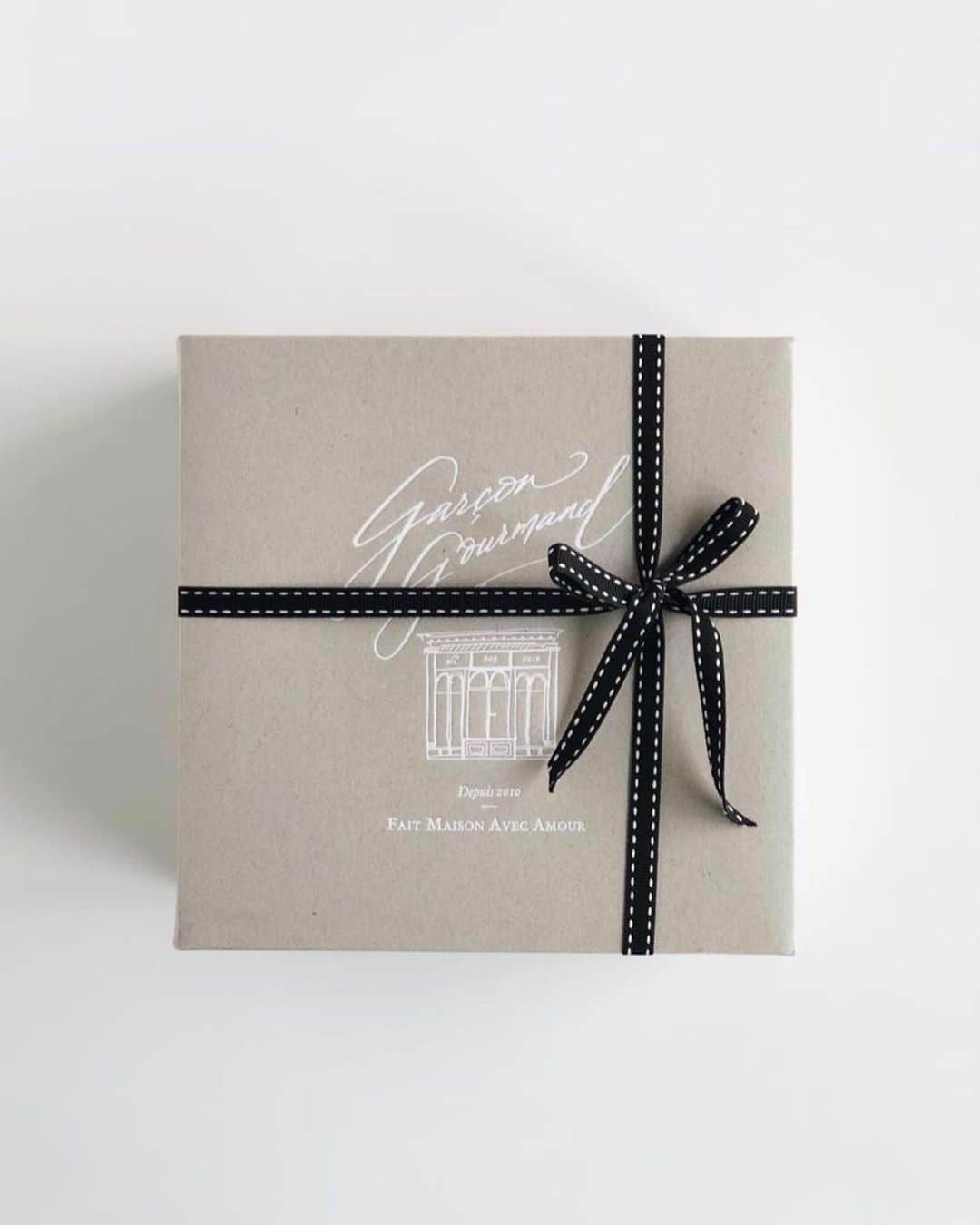 のインスタグラム：「The packaging I designed for @garcon.gourmand is finally here! I am a big fan of mama gourmand’s classic carrot cake ever since I first tried them in 2010! So happy to see, finally they are taking orders for that special cake. Go order yours! — #truffypi #packagingdesign #calligraphy #garcongourmand #patisserie #patissier #moderncalligraphy #bakers #cakepackaging #モダンカリグラフィー　#ケーキ　#カリグラフィー」