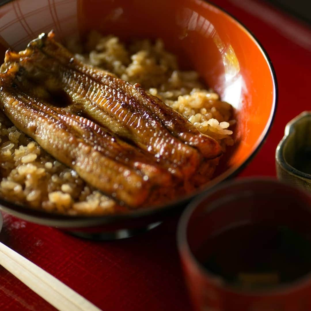 菊水楼公式アカウントのインスタグラム：「﻿ 鰻の日 // うな菊﻿ まだまだ雨が続きますが、7月に入り、﻿ 暦の上では夏本番。﻿ うなぎで暑さを乗り切りたいですね。﻿ 土用の丑の日は間もなくです。﻿ ﻿ ※7月21日(火)の『土用の丑の日』はうな菊のみ営業いたします﻿ ＊﻿ Eel eating day // KIKUSUIRO﻿ Rainy days still goes on, however summer is comming near by.  Around this time, hot and humid most of the days. So we eat nutritious eel to get stamina to beat the summer heat.﻿ ＊﻿ @osaka_laviephotography﻿ @the_kikusuiro_narapark﻿ #japan #nara #kikusuiro #narapark #naradeerpark #trip #travel #narajapan #お顔合わせ #奈良 #ならまち #菊水楼 #奈良グルメ #奈良公園 #和食 #うな菊 #土用の丑の日 #うなぎ #鰻 #お弁当 #テイクアウト #おうちで奈良旅」