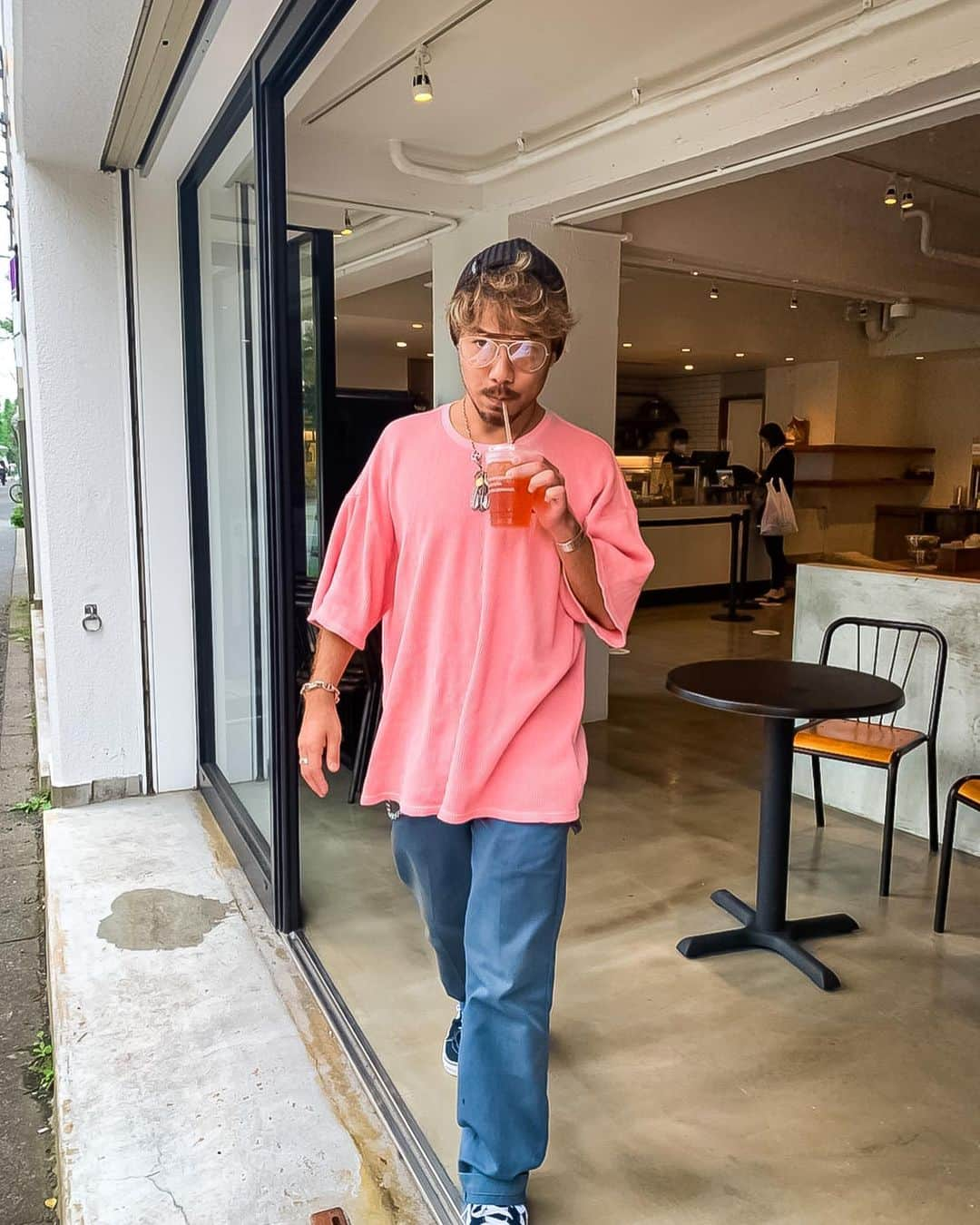 浅野宏明さんのインスタグラム写真 - (浅野宏明Instagram)「@captainshelm_tokyo  の サーマルのピンクTシャツの色味がイケてる☝️🥴  前方2〜300メートル向こうからでも気付いてもらえるくらい ピンク。  #もう少しピンク入れたら林家パー#ニット帽もcaptainshelm #captainshelm #キャプテンズヘルム #dickies#vans#ディッキーズ#ヴァンズ#crispsaladworks #駒沢公園」7月14日 14時37分 - hiro_vaice