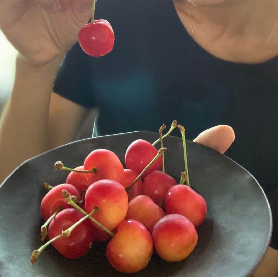 木本泉さんのインスタグラム写真 - (木本泉Instagram)「-﻿ 大好物のさくらんぼ🍒﻿ ﻿ 毎日食べてます😋﻿ ﻿ 果物、何でこんなに美味しいんだろうか💓﻿ ﻿ #さくらんぼ#大好物」7月14日 14時40分 - izumikimoto