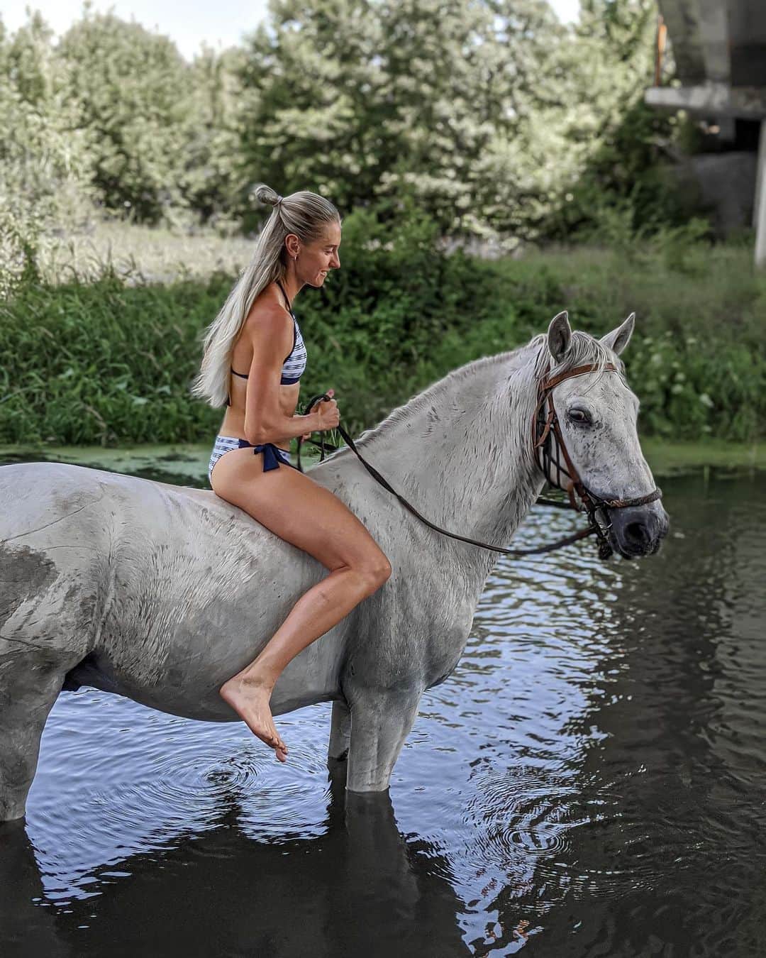 アンナ・リシコヴァさんのインスタグラム写真 - (アンナ・リシコヴァInstagram)「🤍One love🖤 ______________________________________________ #horse #horseriding #riding #horsebeauty #horsesofinstagram #ridergirl #horserider #horseoftheday #bathing #bathingintheriver」7月14日 14時44分 - anna_ryzhykova