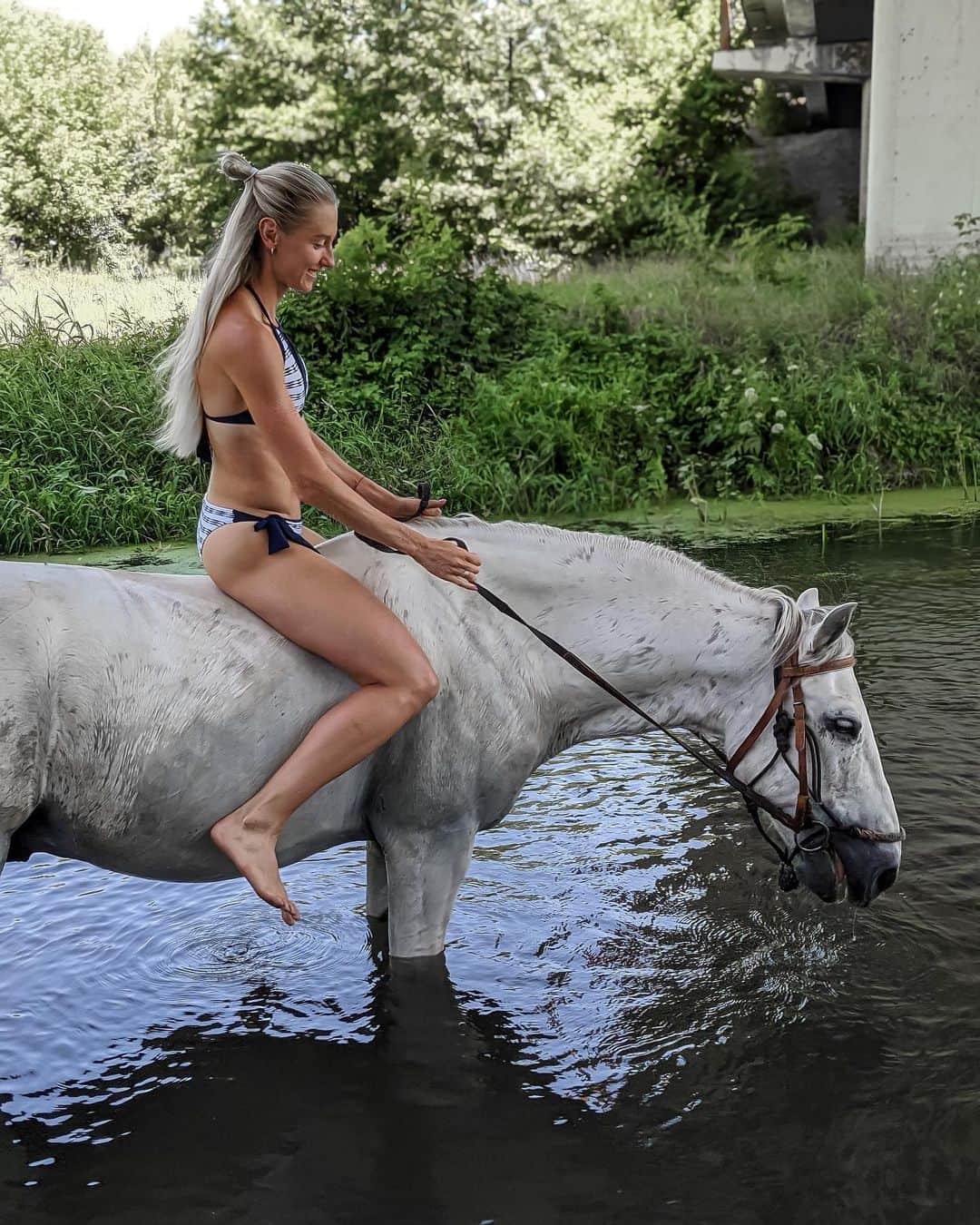 アンナ・リシコヴァさんのインスタグラム写真 - (アンナ・リシコヴァInstagram)「🤍One love🖤 ______________________________________________ #horse #horseriding #riding #horsebeauty #horsesofinstagram #ridergirl #horserider #horseoftheday #bathing #bathingintheriver」7月14日 14時44分 - anna_ryzhykova