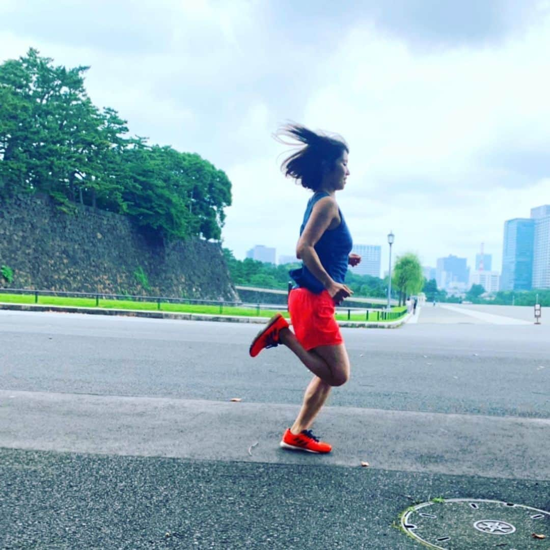 皇居ランナビのインスタグラム：「梅雨空が続いていますが、 走りたい！ と思ったときが走り時😆  桜田門広場はとても広々としているので、気持ちよく駆け抜けることができますよ〜✨  #皇居 #皇居ランナビ #皇居ラン #皇居ランナー #おもてなしランナー #ランニング #ハシリマスタグラム #running #runner」