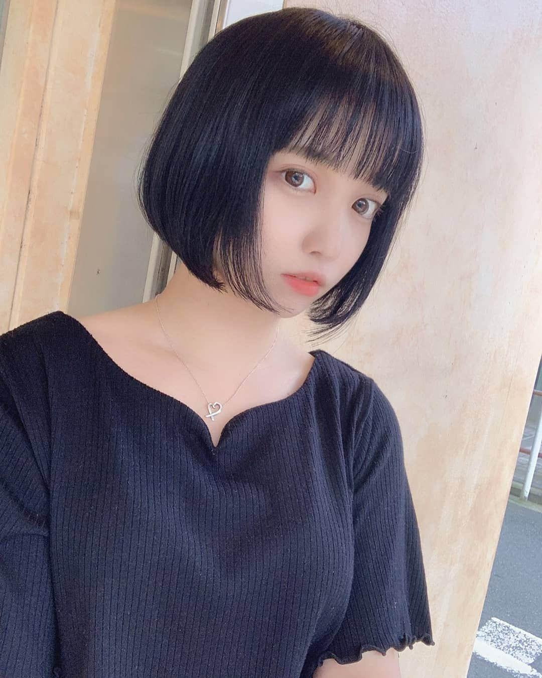 浜口ユウイチさんのインスタグラム写真 - (浜口ユウイチInstagram)「ショートボブ  あなたにピッタリの、ヘアを。 髪質や、髪の状態の悩みもご遠慮なくご相談ください🙆🏻  周りから褒められるシルエット。 美容室に行ったあと、褒められると嬉しいですよね🌟  乾かすのがラク セットが楽 カットのモチが良い  縮毛矯正が、目立ちますが 沢山の、お客様から、嬉しい口コミを頂いています。  ご予約関しては、お気軽にDMでご連絡ください‼  #gite #美髪 #艶髪 #モテ髪 #綱島 #綱島美容室 #横浜 #ヘアカタ #横浜美容室 #ジーテ  #ショート #ボブ #ショートヘア #ショートカット」7月14日 14時56分 - hamaguchiyuichi