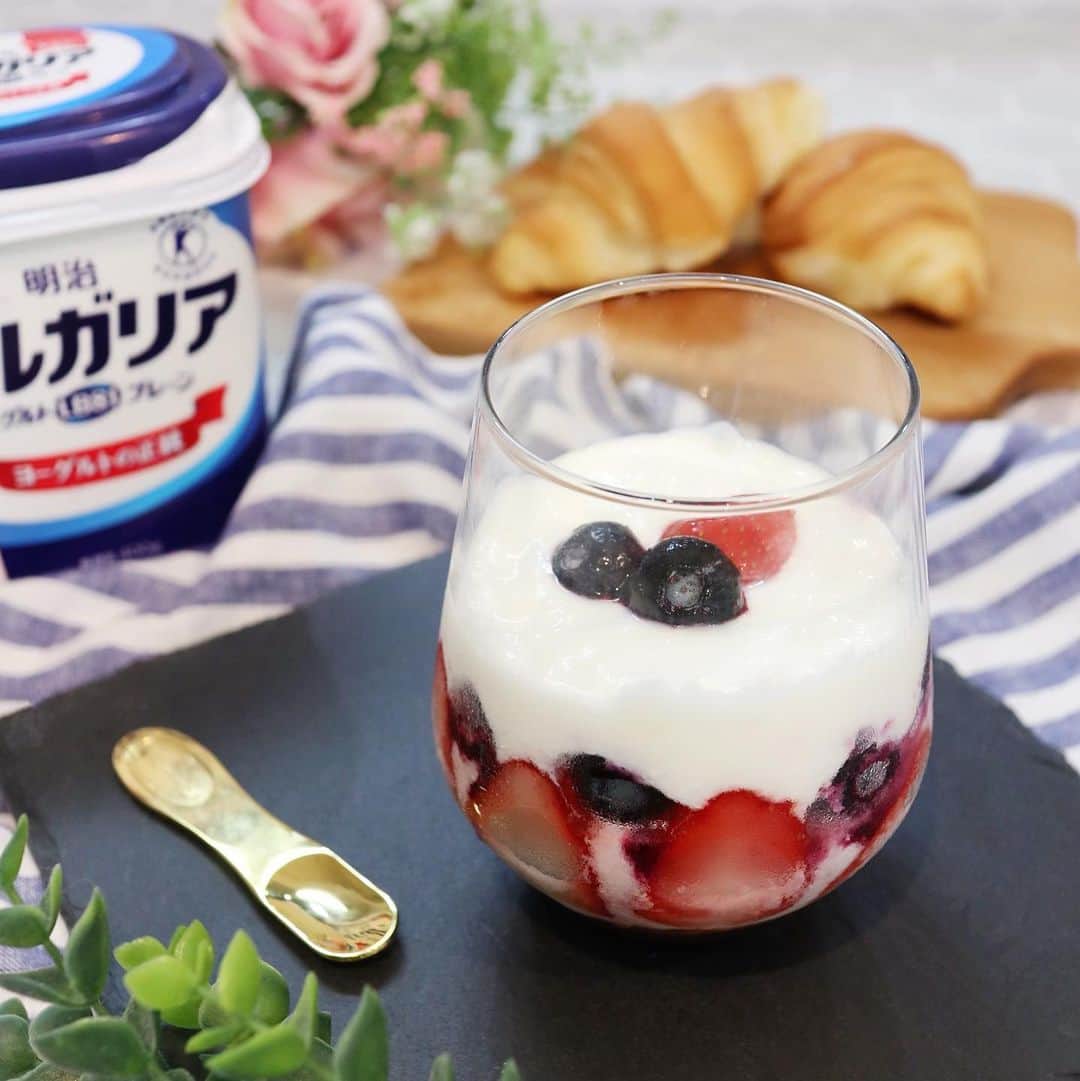 リナのインスタグラム：「おやつTime🍧 . 最近ハマっている、 『明治ブルガリアヨーグルト LB81  Fruit on the Bottom』🍑 つぶつぶ食感の果肉入りソースの上に プレーンヨーグルトが入った、 ほっこりする甘みのヨーグルトがお気に入り❣️ . 今回は、 そんなヨーグルトを真似して "MYフルーツオンザボトム"を作ってみたよ🍓 . 好きなフルーツやジャムを器に入れて、 その上からヨーグルトを入れるだけ👌 . とっても簡単だから、 いろんなアレンジができそう♪ . 自宅にいながら、 ちょっとしたカフェ気分を味わえて幸せ〜❤️ ...................................................... #カフェタイム #おうちカフェ #ヨーグルト #簡単おやつ #おやつ時間 #夏スイーツ #フルーツヨーグルト #フルーツオンザボトム #PR #手作りおやつ」