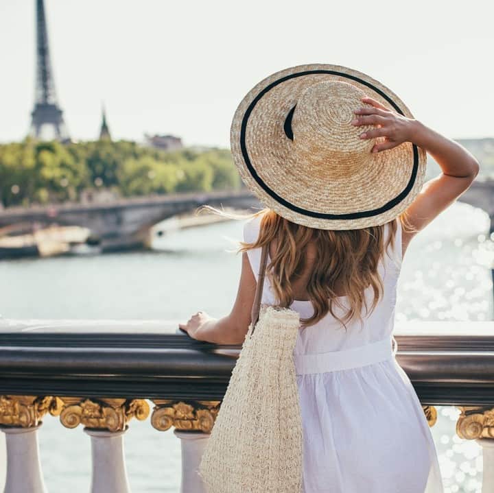 Melvita Officialのインスタグラム：「La France, c’est la Tour Eiffel, la baguette, le bon vin ... Mais aussi un SAVOIR-FAIRE connu et reconnu  Une usine ardéchoise, une production 100% française, des filières tracées … Chez Melvita nous avons à coeur de vous proposer des produits de qualité, certifiés bio et Made In France ! 🌿  Alors Cocorico, célébrons le 14 juillet et soyons fiers du savoir-faire français ! 😍  #14juillet #fetenationale #savoirfaire #madeinfrance」