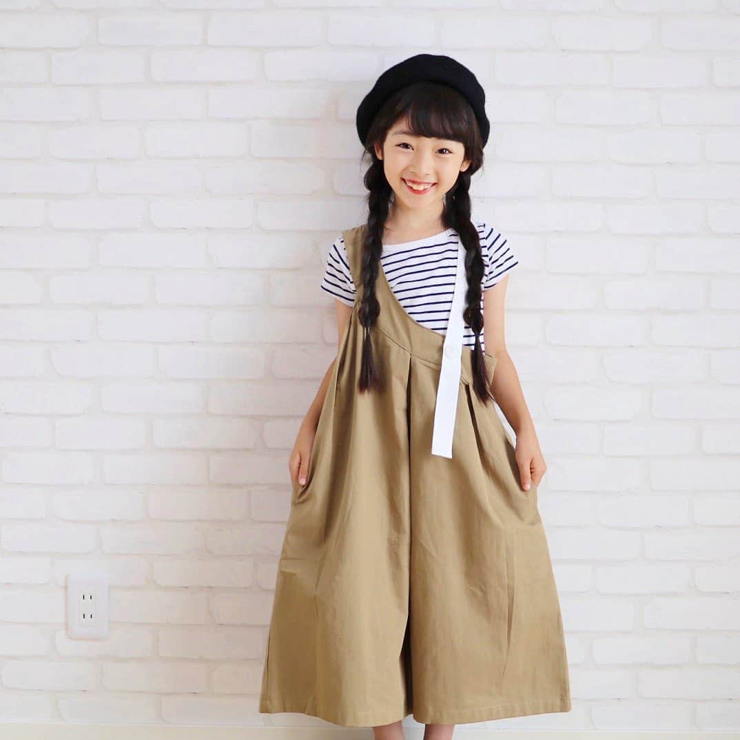 Akiのインスタグラム：「7/14 ・ 娘の朝ごはんの話👧🏻 ・ ・ 朝ごはんは大体いつも決まってて ・ 食パン1枚 サラダ 果物 ヨーグルト 飲むヨーグルト その他ソーセージとか卵とか ・ ・ この量をしっかり食べ切って 学校へ行く🏫🏃‍♀️ ・ そして ・ 学校に着いたら もうお腹が空いているらしい ・ ・ え、険しい山とか越えて登校してる？😌 そんな体力勝負な通学路だっけ😌 ・ ・ しまいには ・ 👧🏻「朝ラーしてから学校に行くには何時に起きたら間に合うかなぁ？」 ・ とか言い出した ・ ・ 朝ラーとは… 朝ラーメンの略 朝にラーメンを食べるという意味 朝ラー出来るラーメン屋さんも多数ある ・ ・ みんな 朝ごはん何食べてる？😌🍴 ・ ・ ・ 今日のお洋服👖 @sharez1313 さんのオールインワン🥰 ・ このダボっと感すき🥺♡ ・ インナーを変えるだけで いろんな系統が出来そう☺️👌 ・ ・ ・ ・」