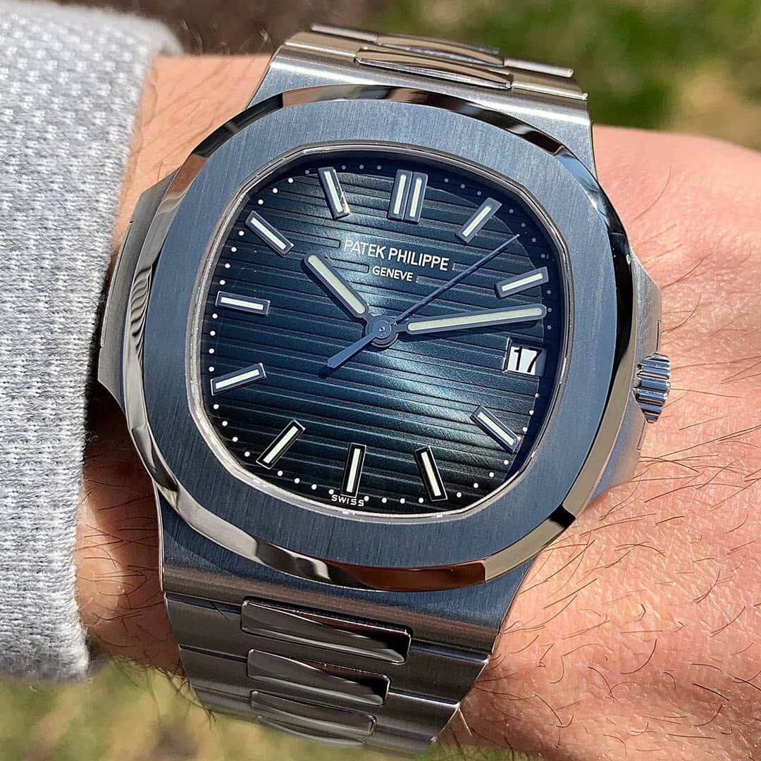 Daily Watchさんのインスタグラム写真 - (Daily WatchInstagram)「Wristshot with the Patek Philippe Nautilus Reference 5711/1A. One of the most popular watches in the world 🔥 Photo by @justinvrakas」7月14日 15時04分 - dailywatch