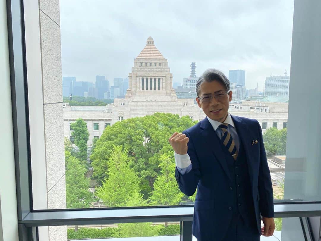 火口秀幸のインスタグラム：「#衆議院議員会館 にて #国会議事堂 #吉本坂46 #RED #HIDEBOH」