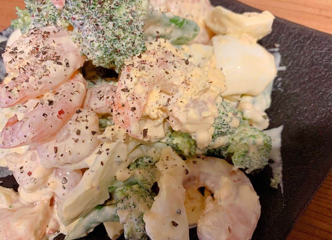 小森純のインスタグラム：「エビ。ブロッコリー。卵のマヨ和え🥚。 ・ マヨネーズ、お酢、お塩で味付けしてます＾＾☺️ 子供にエビばかり食べられて大人はブロッコリーがメインに、、 ・ ・ #マヨネーズ和え#マヨネーズ和えサラダ#エビマヨサラダ#エビマヨ」