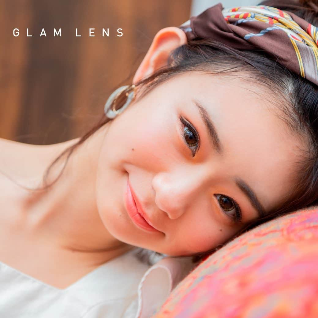 カラコン通販サイトGLAM LENSさんのインスタグラム写真 - (カラコン通販サイトGLAM LENSInstagram)「. . karen.ちゃん着用カラコン第五弾❤️🌹 . . 本日は、【高発色】と言えばコチラ！！ Rodeo VOYAGEシリーズ　をご紹介♬ . VOYAGEは「旅」をテーマにした✈️💼✨ 南国感溢れるカラフルなシリーズ❤️💙💚💛💜 なによりカラーが豊富で、 つけるだけでハッピーになれるようなカラコンがたくさんです❣️ . karen.ちゃんもVOYAGEの撮影では エスニックにイメチェン🌴 バンダナを巻いたアップスタイルが とっても可愛いですよね👱‍♀️💖 . こちらの撮影では、 ▶︎Rodeo VOYAGE Tahiti ウォーターブラウン を着用しています👑✨ . こちらのカラコンは、昨年発売されて、 リピート率が高く口コミもたっくさん！の人気商品です\( ˆoˆ )/💥 . 透明感と抜け感が特徴の透き通ったカラー、 細いフチと繊細なデザインのおかげで 意外に瞳にも馴染みます🙆💯 . 夏につけたいカラコンNo.1🏖 14.8mmは、サイズが大きすぎるかも… って悩んじゃう人には👀 Rodeo VOYAGE Tahiti Demiウォーターブラウンがオススメ☝️🌟 . 全く同じデザインで、サイズを14.5mmにした みんなが手に取りやすいサイズ感のカラコンだよ！ . ほんとにとっても可愛い人気商品なので、 ぜひ試してみてね☺️♪ . . ▼Rodeo VOYAGE Tahiti ウォーターブラウン▼ （ロデオ ヴォヤージュ タヒチ） . スペック DIA(直径)　14.8mm BC　8.6mm 着色直径　14.5mm . . #GLAMLENS #GLAM #グラムレンズ #グラムカラコン #カラコン #通販限定 #カラコン通販 #カラコンショップ #カラコン着画 #着画像 #着画 #新商品 #Rodeo #盛り盛り #強め #盛れる #春カラコン #Rodeoカラコン #ガチ盛れ #発色 #ギャル #ギャルコン #夏に向けて #followme . .」7月14日 15時17分 - glam_karakon