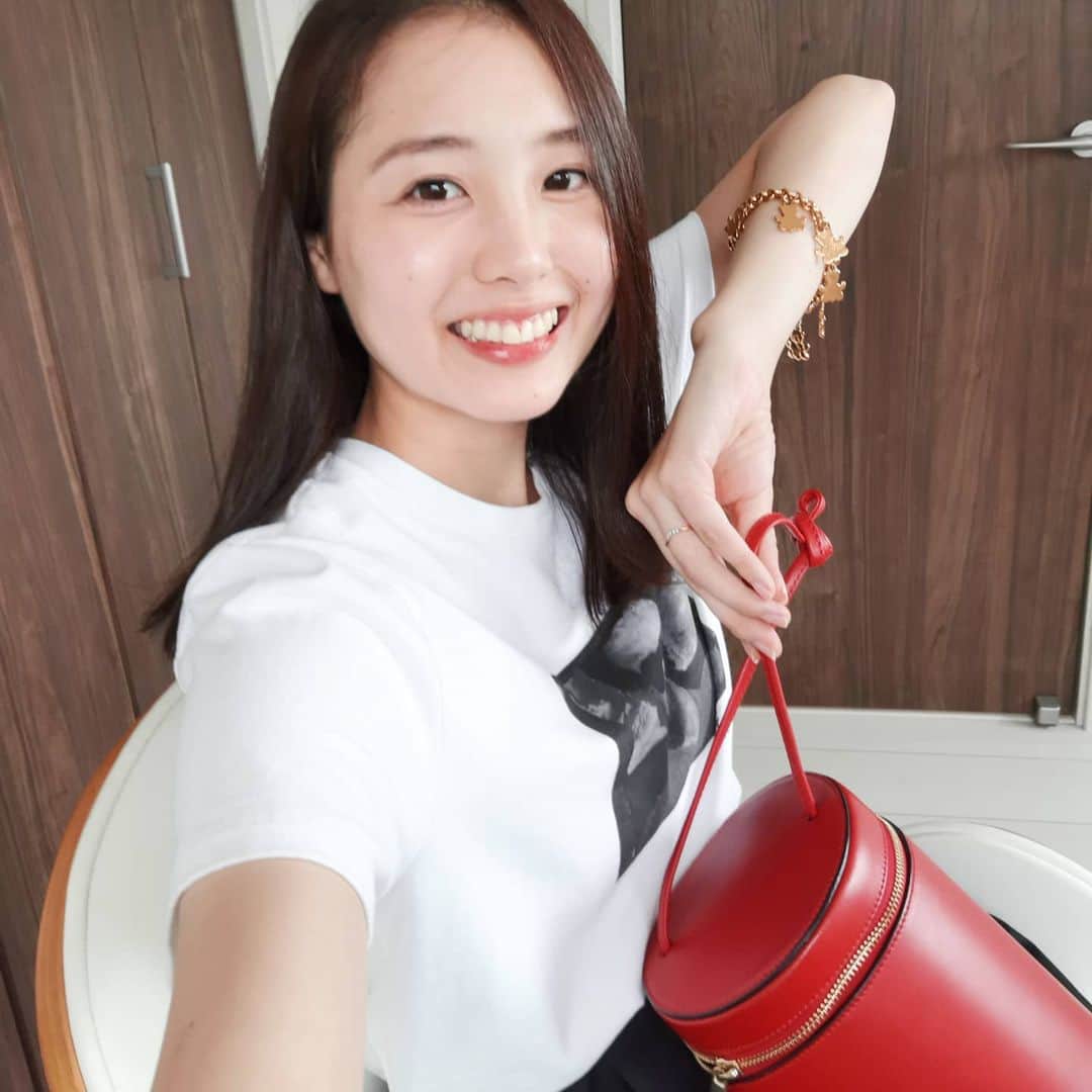 ayaka8880のインスタグラム：「. . 今日の服がお気に入りで自撮りしてみました。 . 何度やってもブレる上にミニスカートが映っていない🤗 . 20代のときのほうが写真上手だったのでは… . 全身撮ってもらえたら、アップさせてください！ . #かわいい服は共有したくなる #ださいポーズすみません #30代のミニスカート #ミニスカート」