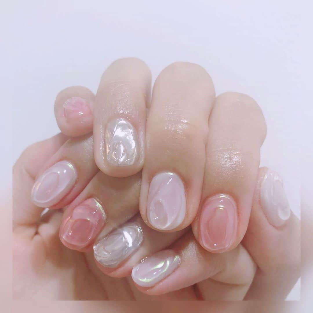 根岸愛のインスタグラム：「💅✨💅 newネイル🥰 Lapis新宿店さんで 担当はmanamiさん(@lapis_manami )です☺️💕 今回はミラーネイル！ きらきらぷくぷく可愛い✨ #nail #lapis #lapisnail #mirrornails #handnail #ネイル #ハンドネイル #ミラーネイル #ぷくぷくネイル」