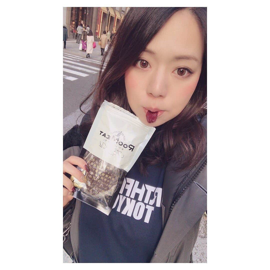 高田汐美さんのインスタグラム写真 - (高田汐美Instagram)「どうしてもカルボナーラ食べたくてカンガルーバーグ @roomeat_vacel とスピルリナのパスタで罪悪感なし❤︎  初めてカンガルーをご飯屋さんでたべて @mikaku.akiba  無限大感じたので 色々挑戦したいモード突入(もちろん簡単なの)  色とりどりいっぱい野菜入ってるセットで売ってくれるの独り暮らしにありがたい🥺 @bio_c_bon_japon  ハマってるんだ〜なんかオススメあるかな？  #カンガルーでイチオシのジャーキー買えるって噂 #ダイエット #アーモンド買った紙袋で野菜包んだらオシャになった #凝ってる風だけど15分 #めんどくさい事はしたくない #お料理はできるだけ30分以内 #カンガルー #ルーミート」7月14日 15時23分 - shiominniee