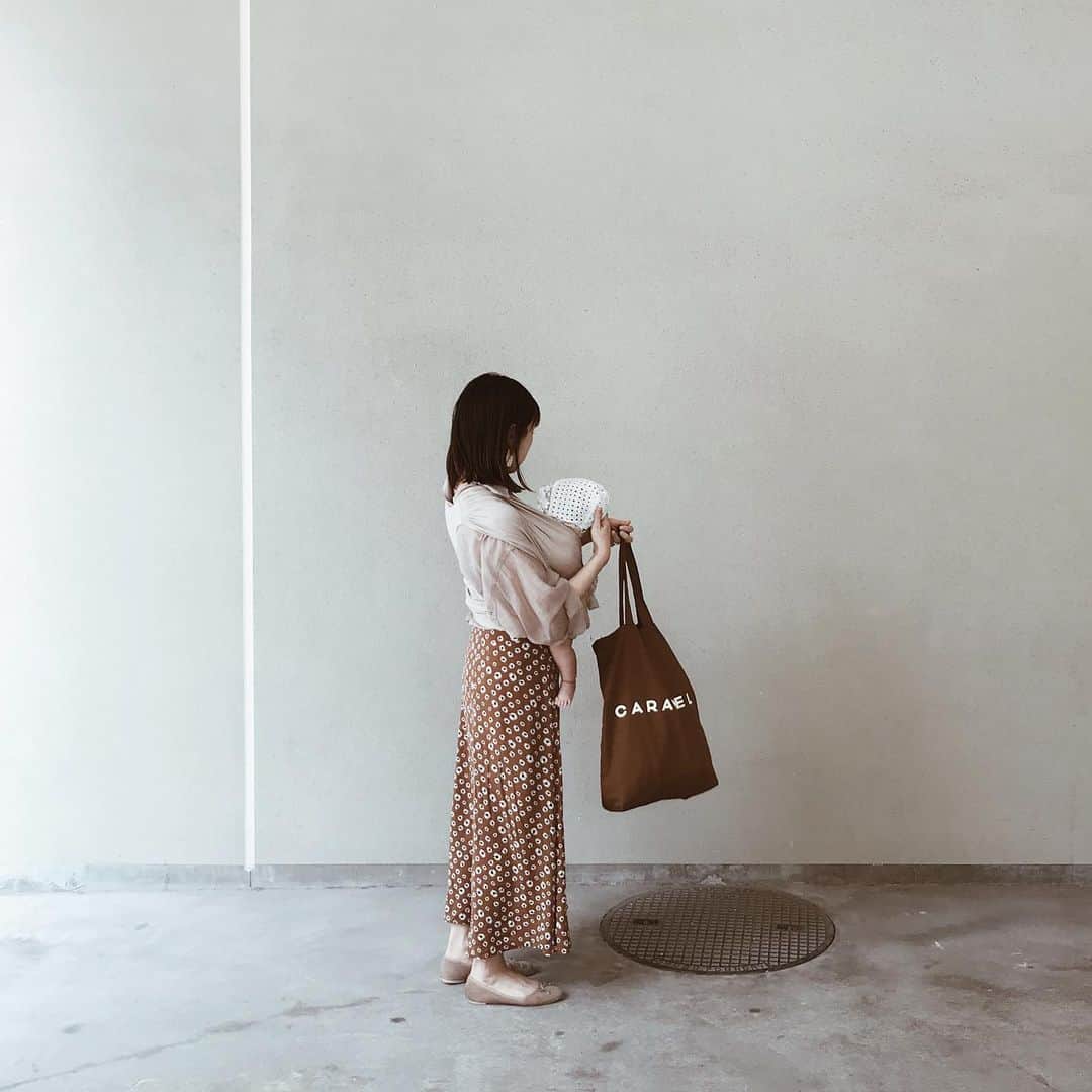 yuiのインスタグラム：「walking ♩ とある晴れの日のお散歩。 小さくてムチムチな丸っこい体型は我ながら母娘でそっくりだと思う。笑 産後の骨盤矯正に @gyugyugyu_lme を使ってます。 産後すぐはベルトタイプのを使ってたけど、もっとも気になるおなかは無防備だったので笑、最近骨盤ガードルにちょっとグレードアップ。(ちなみにこちらはショーツタイプ。身長154cmでSサイズ着用してます◎) 骨盤だけでなく、気になるおなかもお尻も引き締めてくれるので、薄着な夏も安心です。笑」